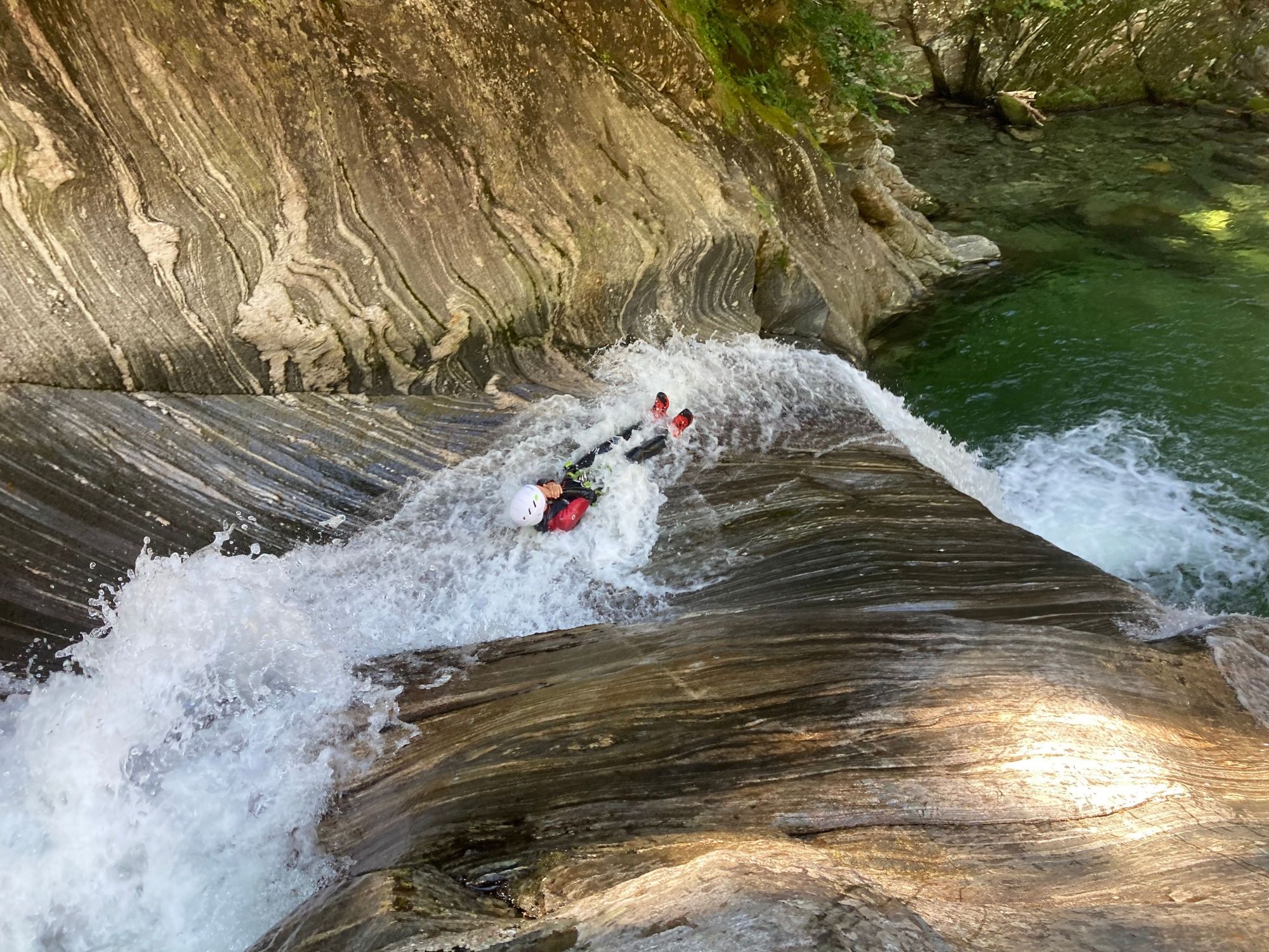 Canyoning nel Maggiatal: avventura emozionante nella natura, adatta a gruppi e bambini.