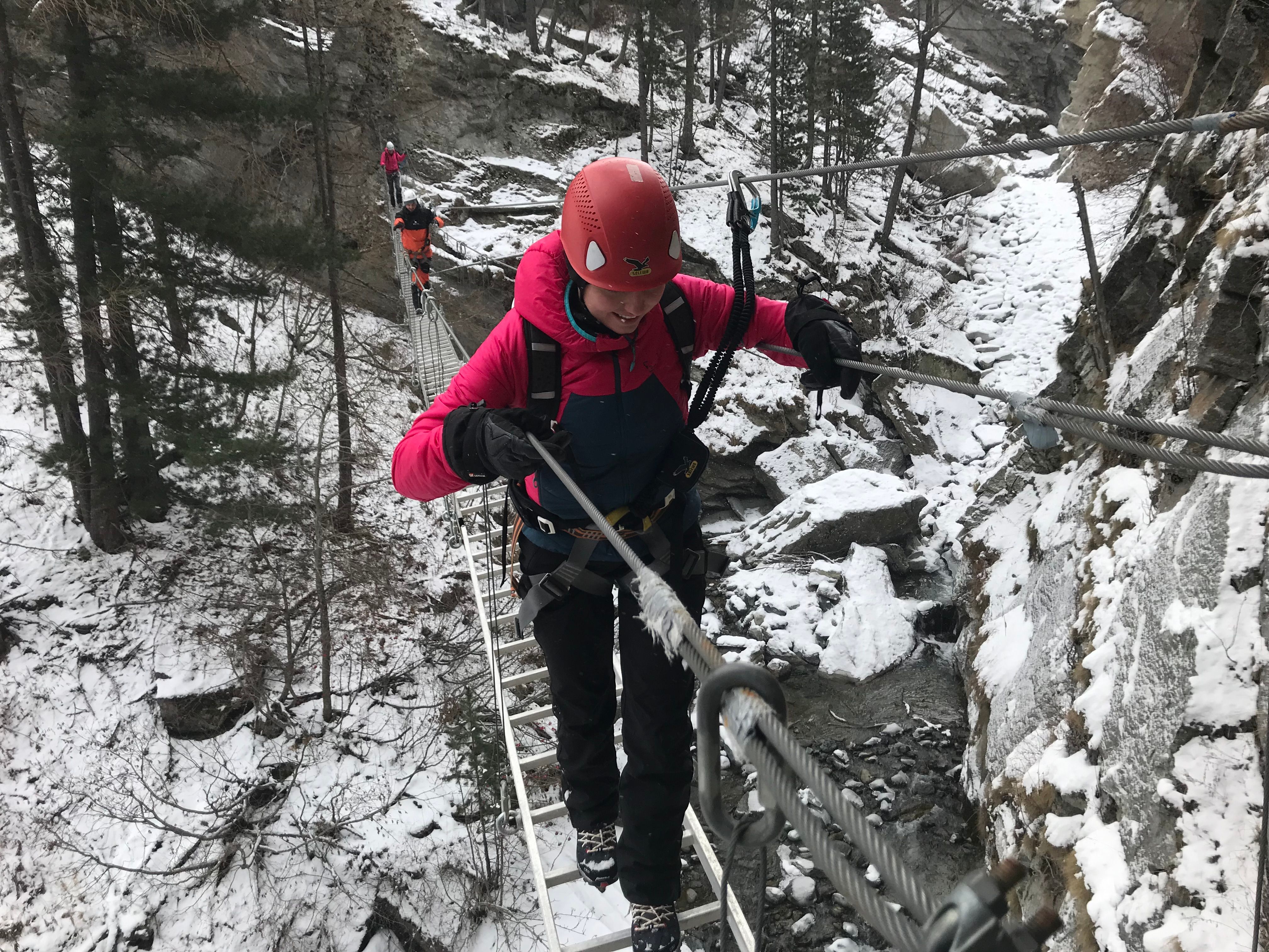 ग्लेशियर पर्वतीय सर्दियों में चढ़ाई: खड़ी चट्टानों और पेड़ों की कतार के बीच बर्फ़ में चुनौती का अनुभव करें।