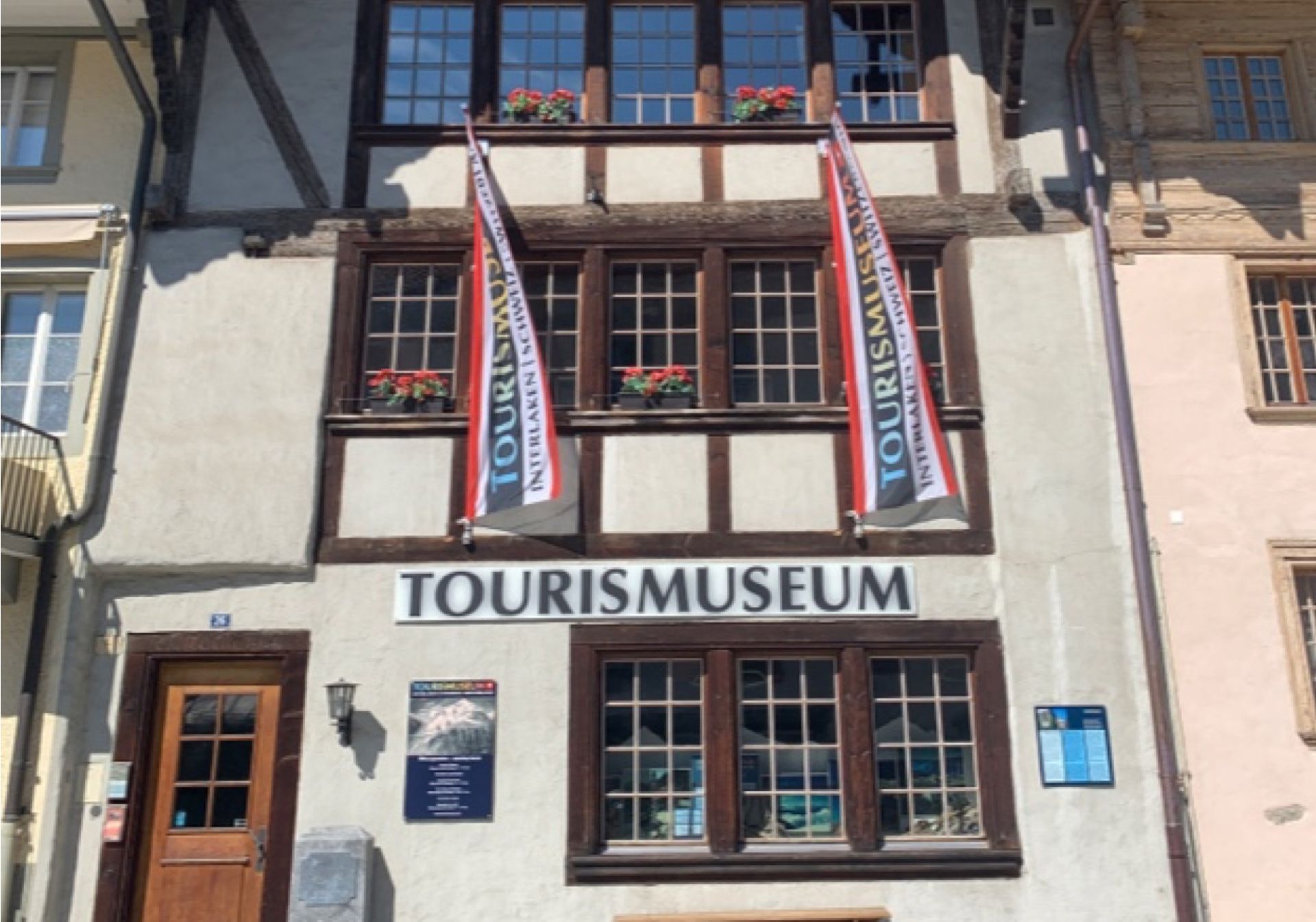 Muzeum turystyczne w Interlaken: informacyjne i kulturalne, idealne dla odwiedzających i grup latem.