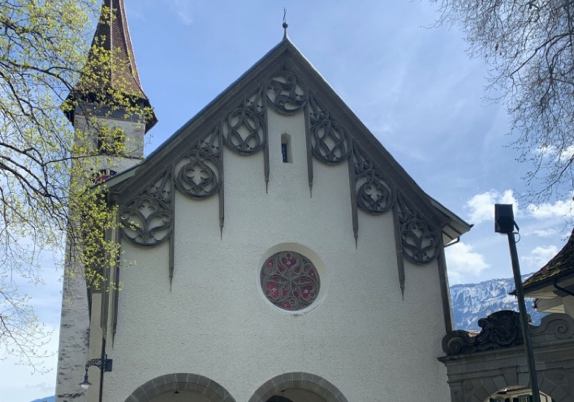 Interlaken: imponujący kościół z bogato zdobioną fasadą i widokiem na góry