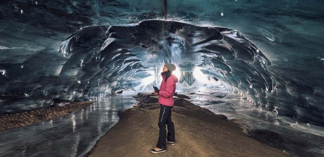 얼음 성당 빙하 3000의 파란 얼음과 동굴을 탐험하는 사람.