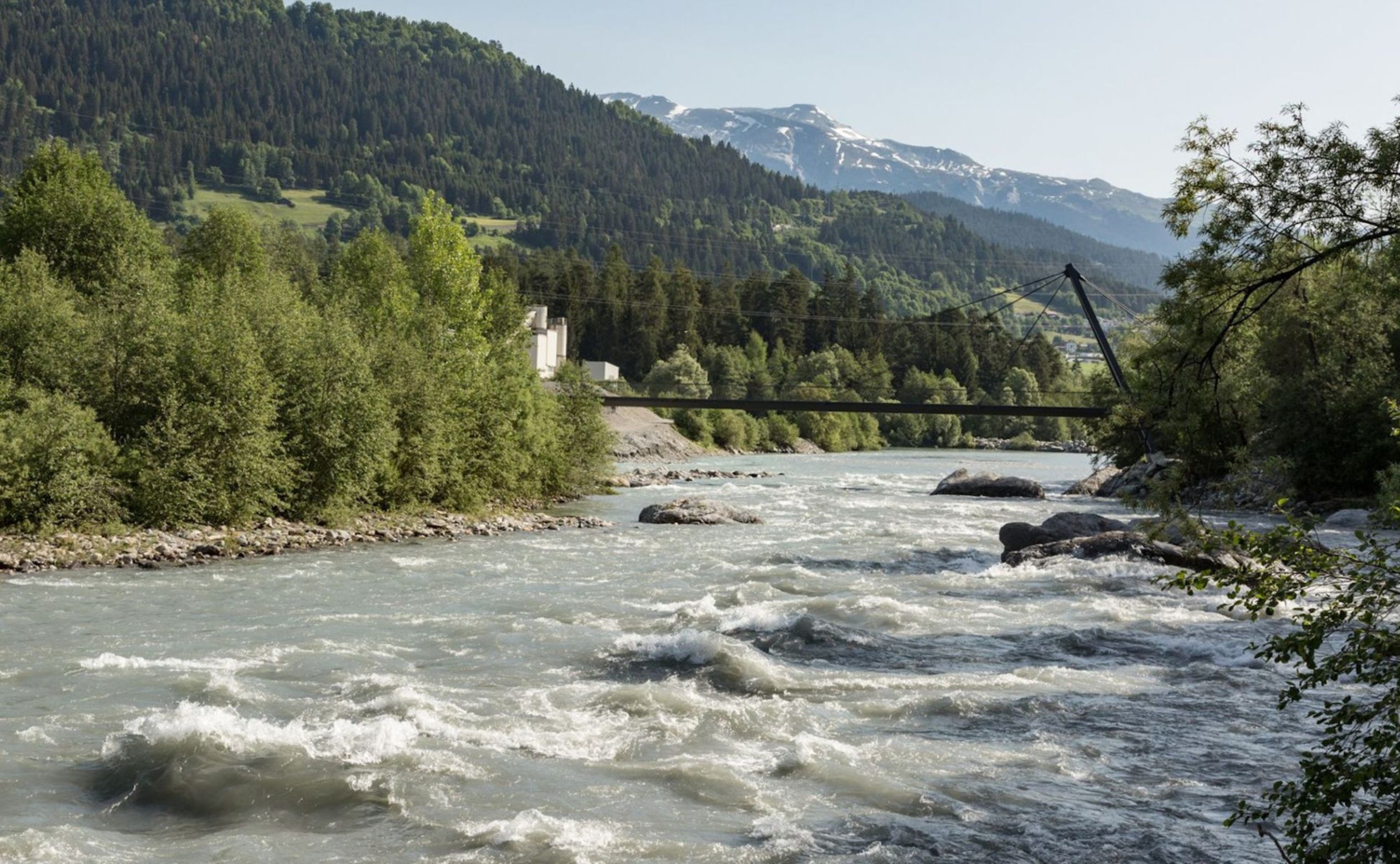 Ilanz, flodlandskab med brusende vand om foråret.