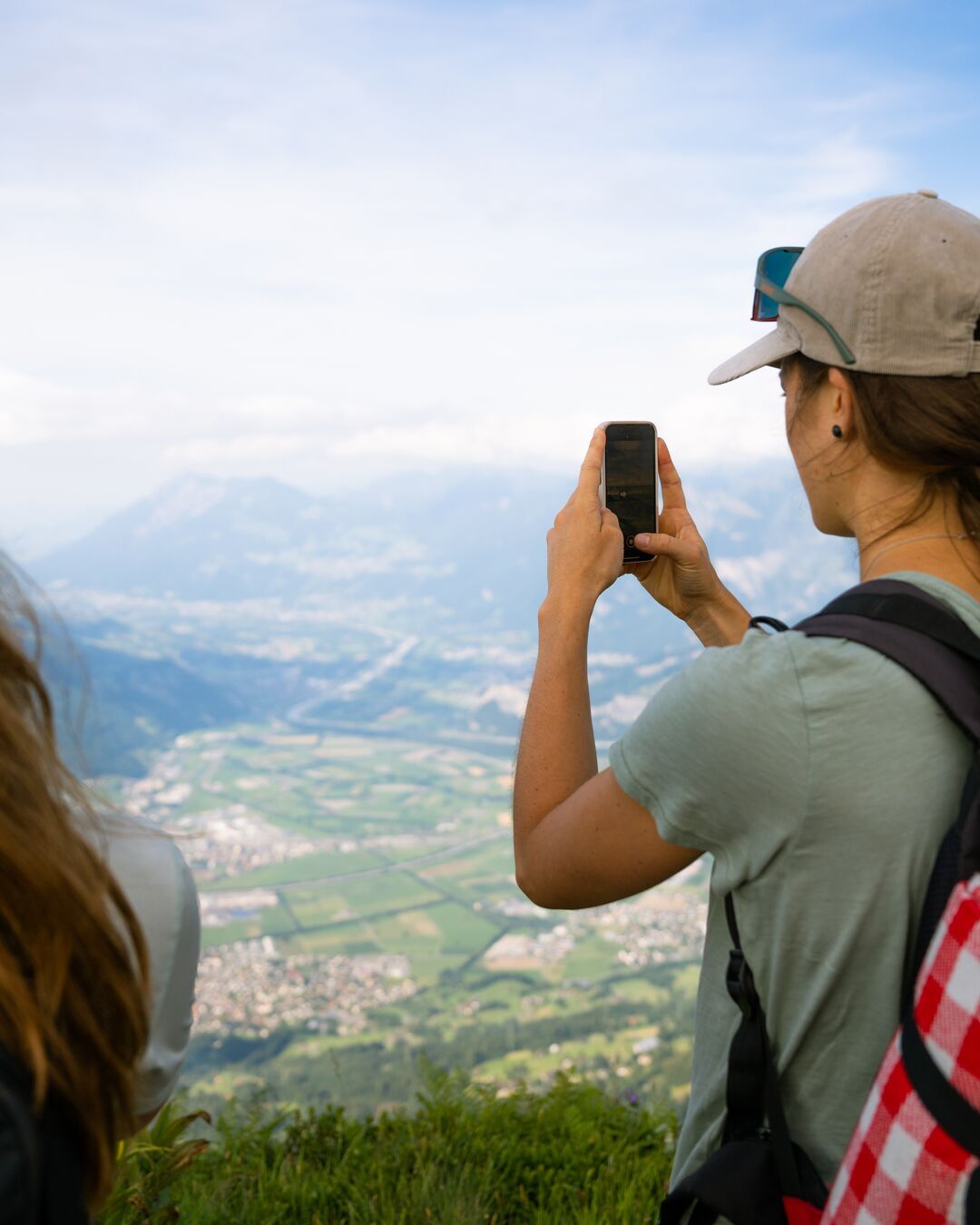 جولة غارميل: مناظر طبيعية خلابة على الوادي مع متجولين في الطبيعة، مثالي للأنشطة الجماعية.