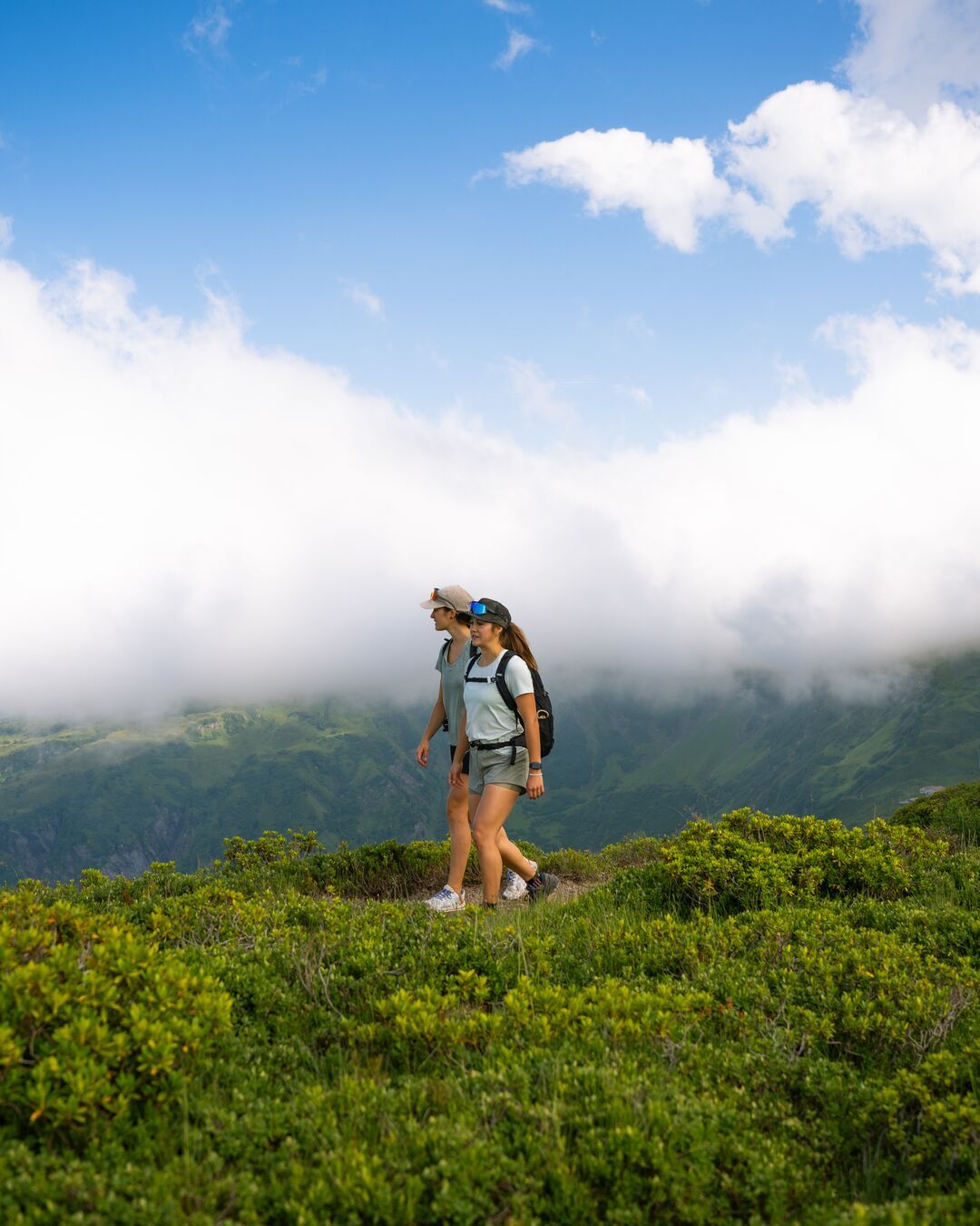 استمتع بالطبيعة الرائعة والإطلالات المدهشة أثناء المشي في مسار غورميل للارتفاعات.