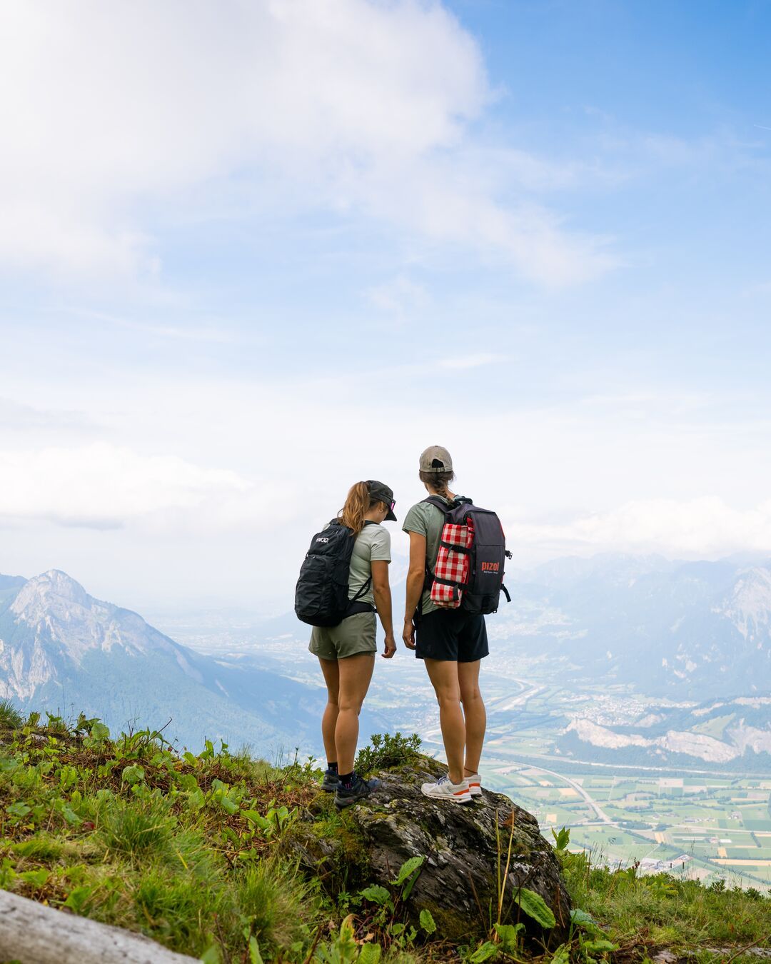 جولة غارميل: يتمتع اثنان من المتجولين بالمناظر الخلابة للجبال والوادي أثناء جولة طهي.