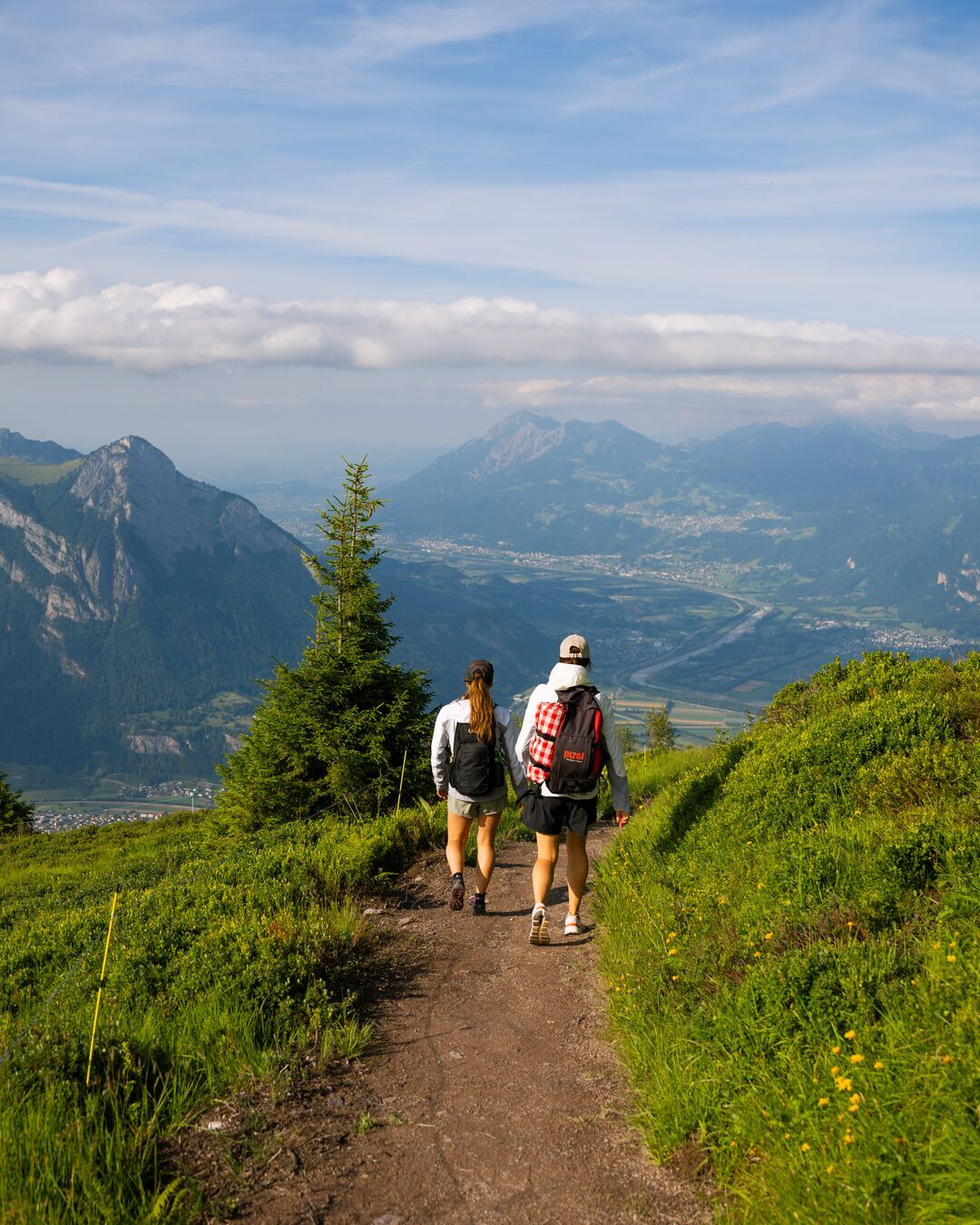 جولة غارميل الجبلية: مسافرون يسيرون في درب خلاب، محاطين بالجبال والطبيعة.