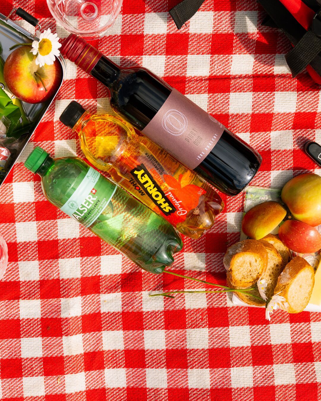 رحلة الطهي والمشي: نزهة في الهواء الطلق مع مشروبات وخبز طازج في مناظر طبيعية خلابة.