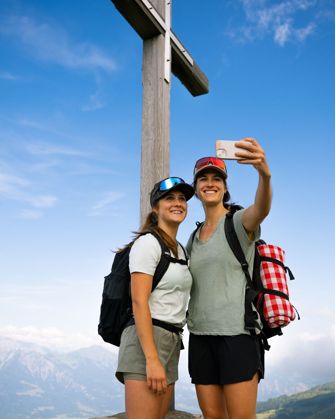 جولة غارميل: امرأتان تلتقطان سيلفي في الجبال العالية، مثالية لعشاق الطبيعة ومحبي المشي