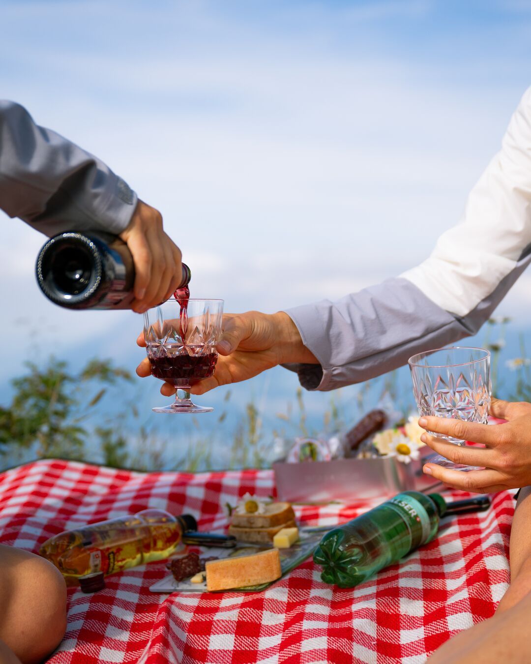 جولة غارميل: نزهة رومانسية مع النبيذ والجبن والنقانق في الطبيعة.