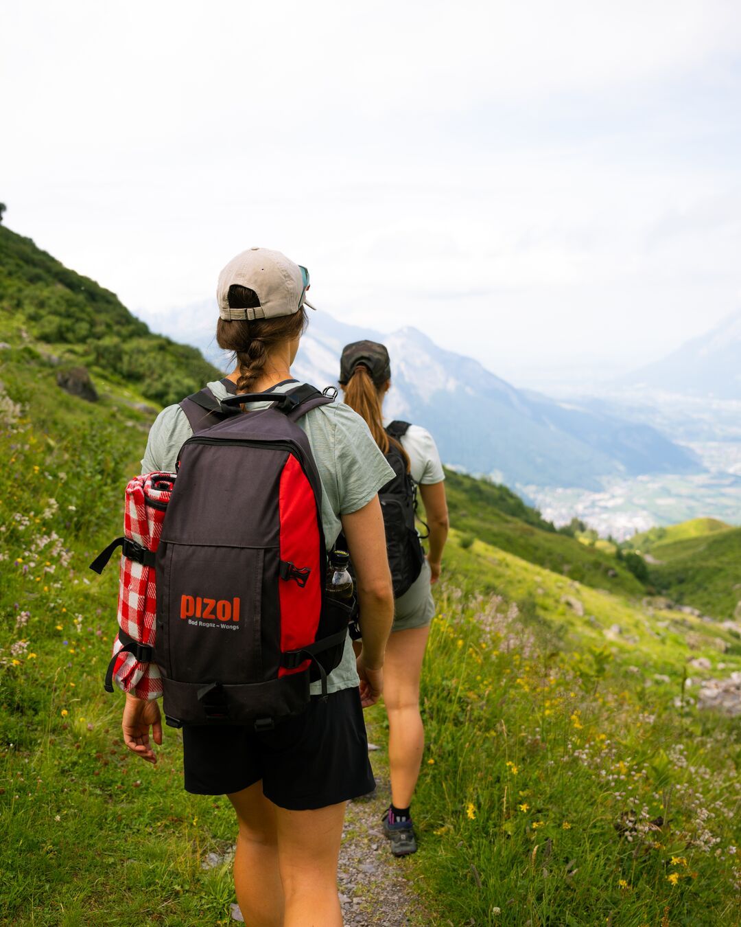 استمتع بجمال الطبيعة في جولة جارفيل مع الأصدقاء وإطلالات مذهلة على الجبال.