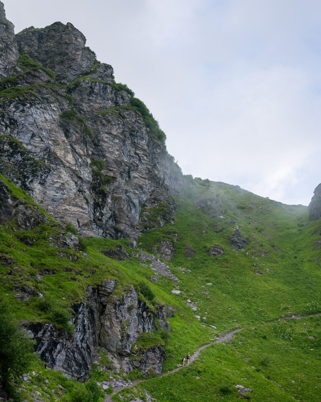 غارميل: منظر الصخور المذهل خلال رحلة مشي على المرتفعات مع الحقول الخضراء