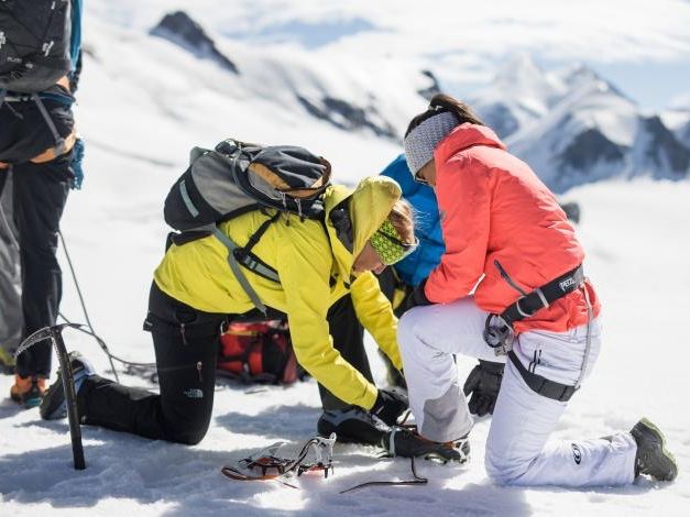 Skitour Patrulje Glaciärer: erfarne skiturskiere viser teknikker i det vinterlige Matterhorn-området.