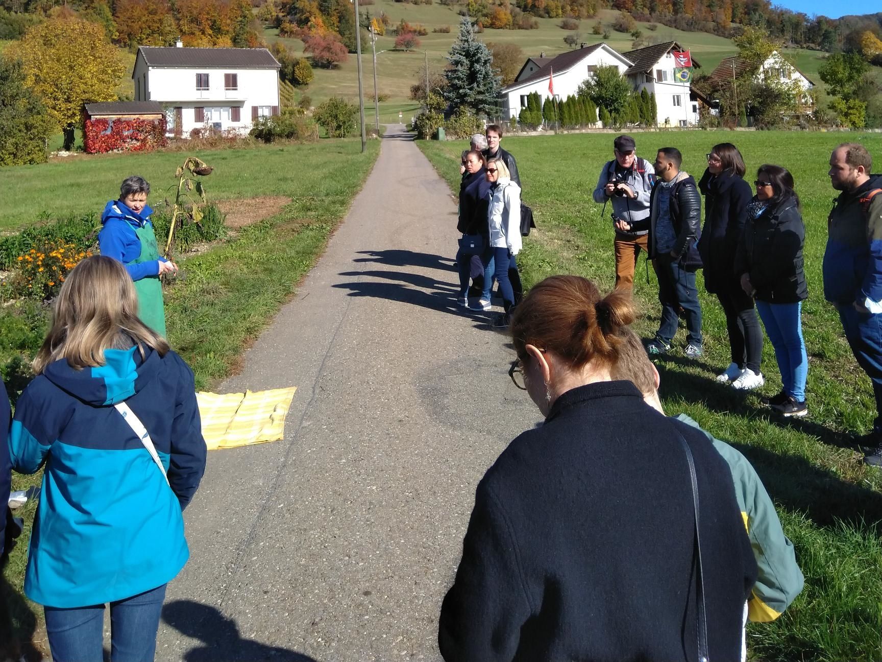 Rüebli de Kuettig: Groupe intéressé lors de l'exploration de produits agricoles dans la nature