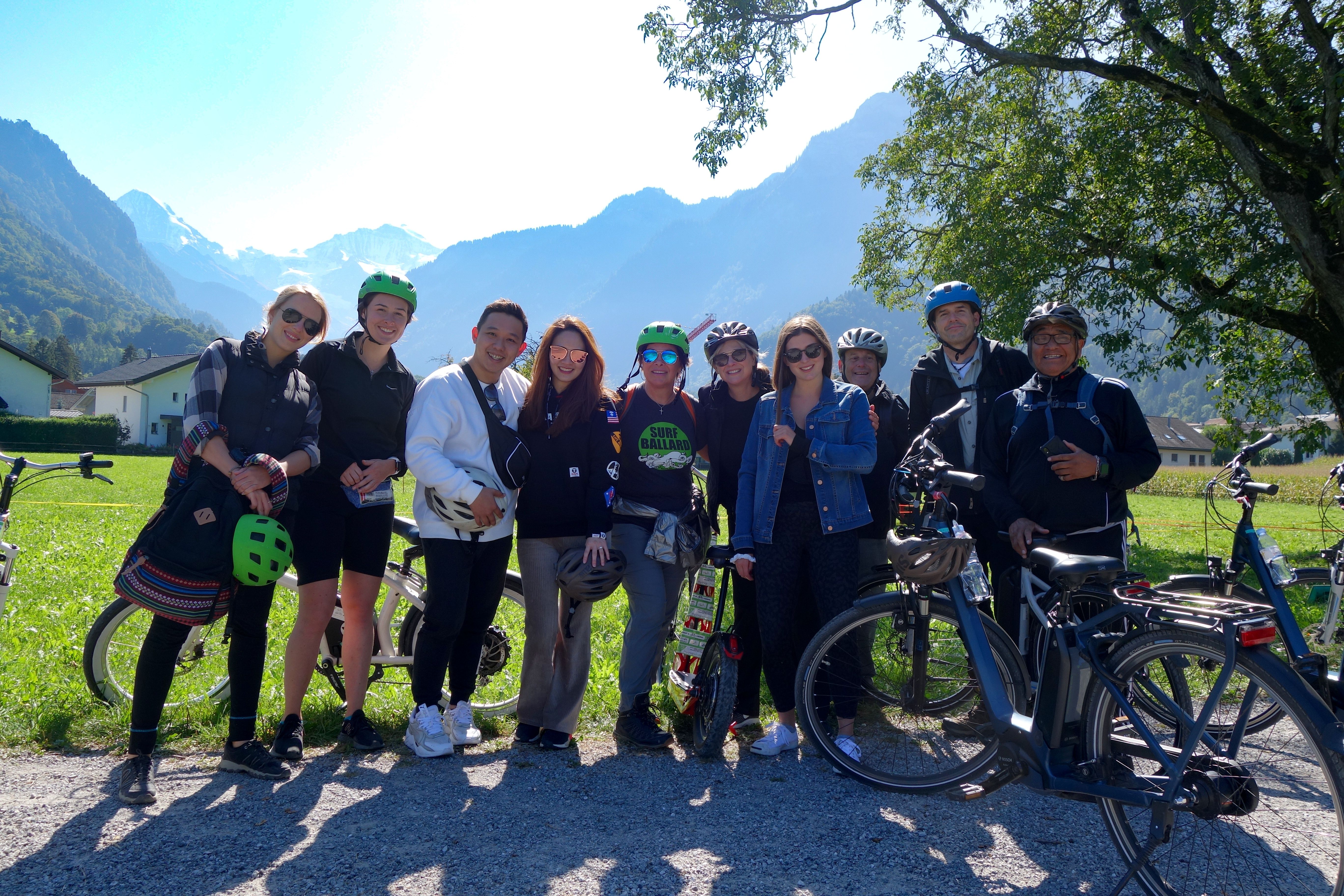 Tour di gruppo E-Bike Interlaken con partecipanti nella natura