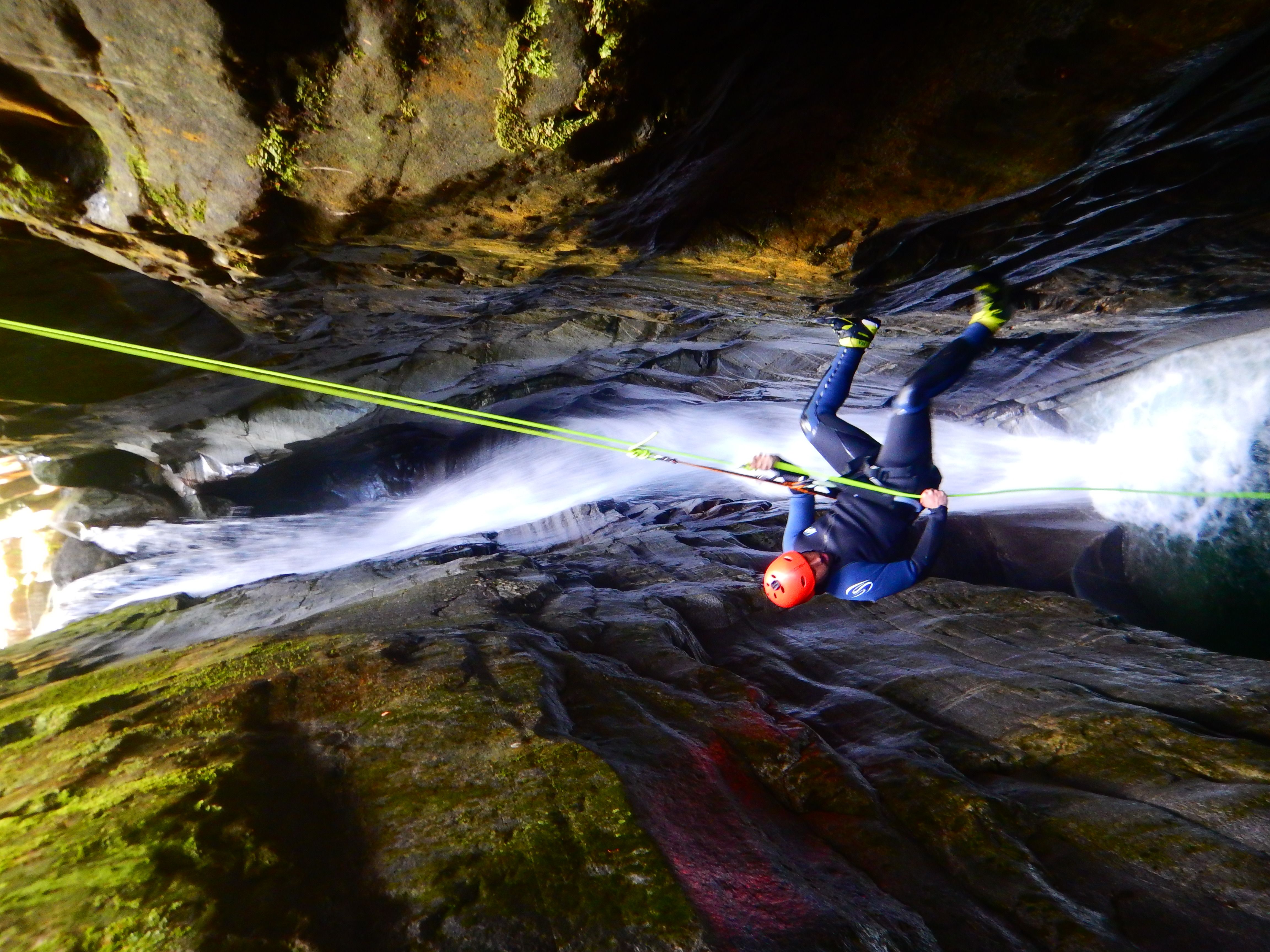 प्रसिद्धि: प्राकृति में रैपेलिंग, प्रभावशाली चट्टान संरचनाएं और जलप्रपात का अनुभव करें।