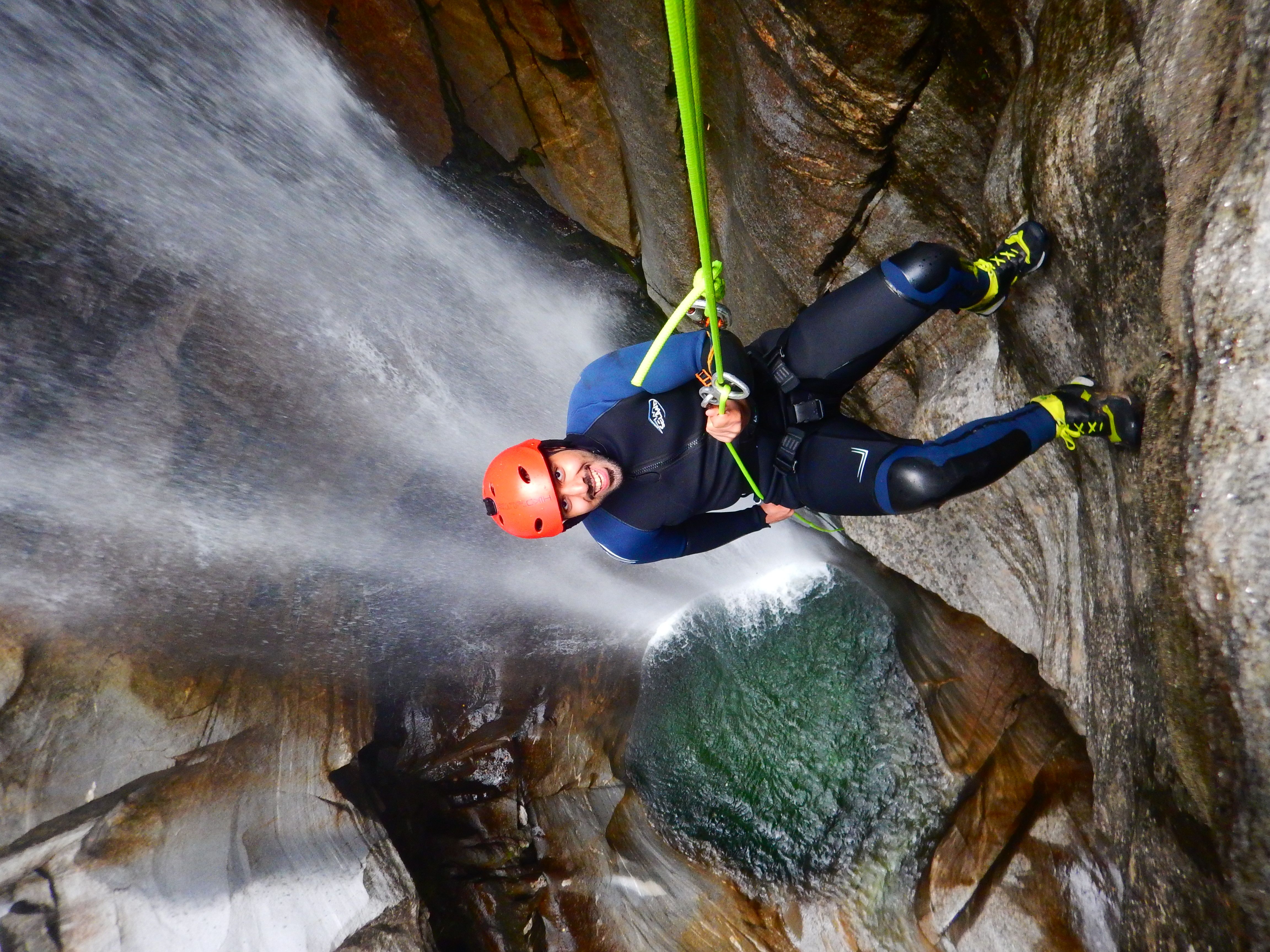 कैन्योनिंग: इरागना में झरने के पास साहसिक वाटरफ़ॉल एक्सपीरियंस सुरक्षित उपकरणों और सुंदर प्राकृतिक वातावरण के साथ।
