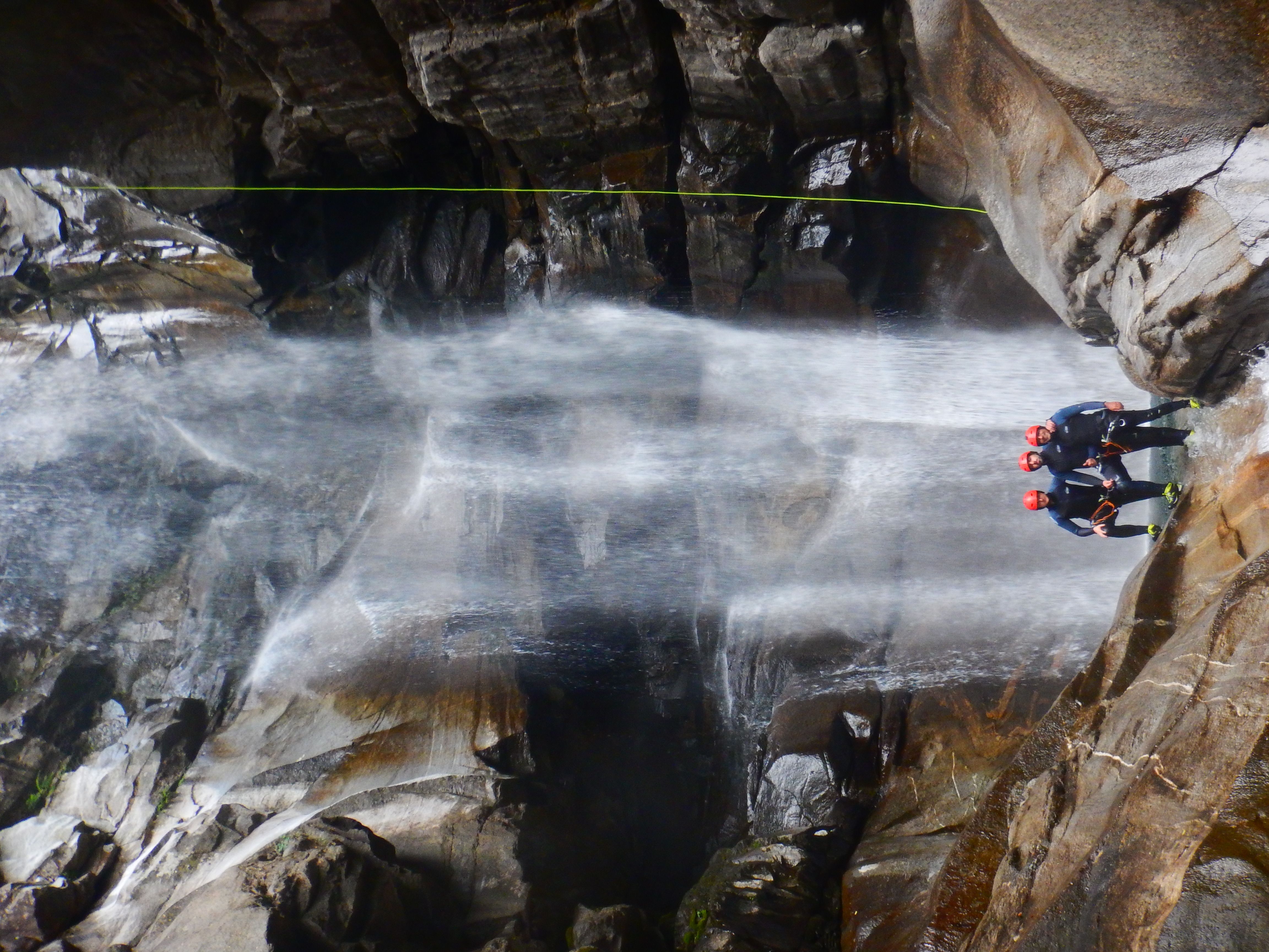 इराग्ना: स्विट्ज़रलैंड में साहसिक छुट्टियों के साथ गाइड और टीम के साथ झरना अनुभव, गर्मी में आदर्श गतिविधि।