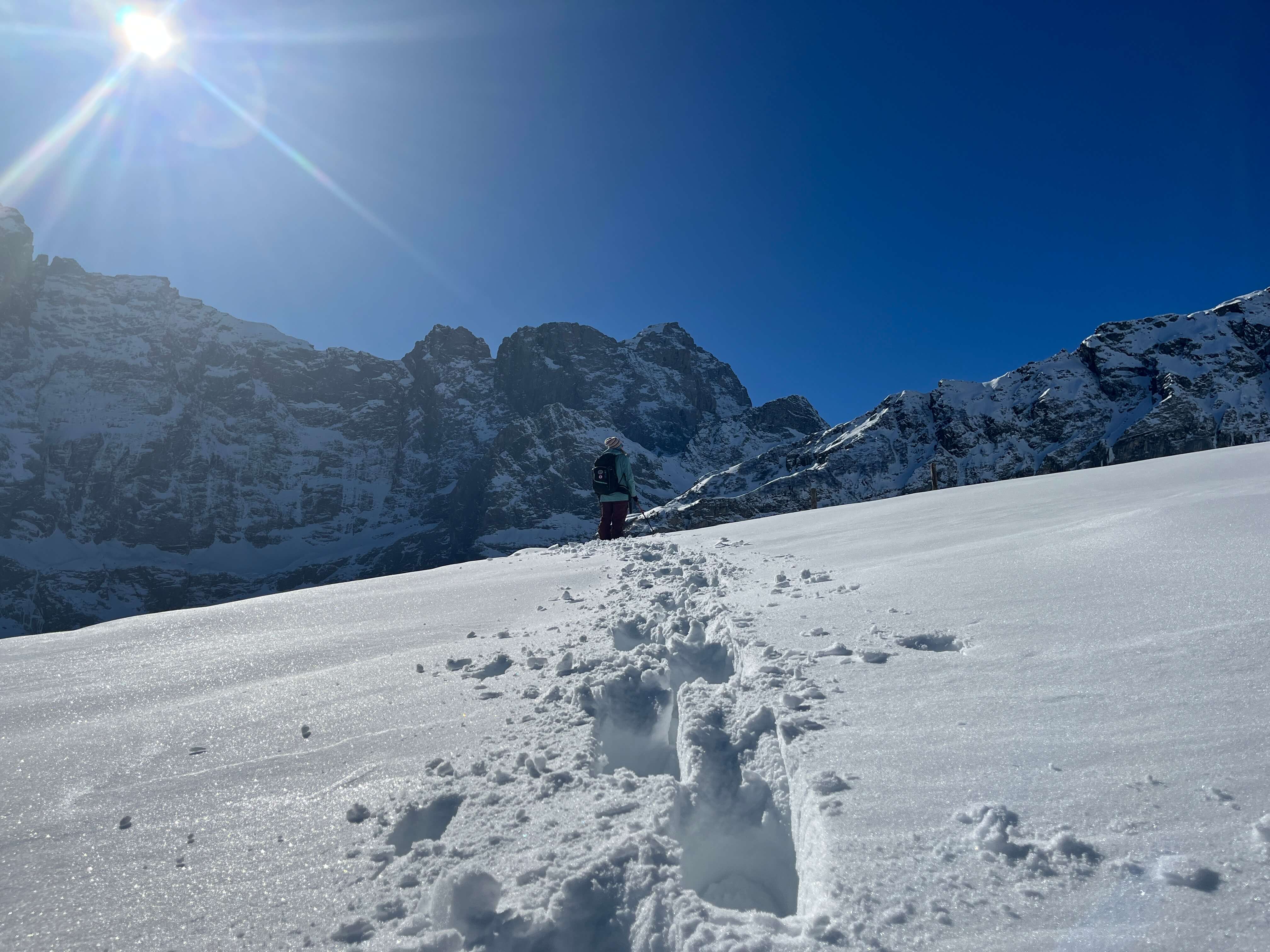 Snöskovandring i Isenthal: Utforska de snötäckta bergen och njut av naturen i vinterlandskapet.