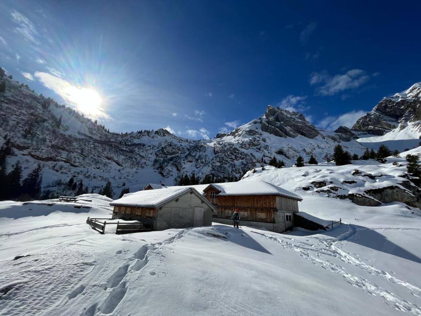 Snöskovandring i Isenthal, imponerande vinterscape med berg och stugor.