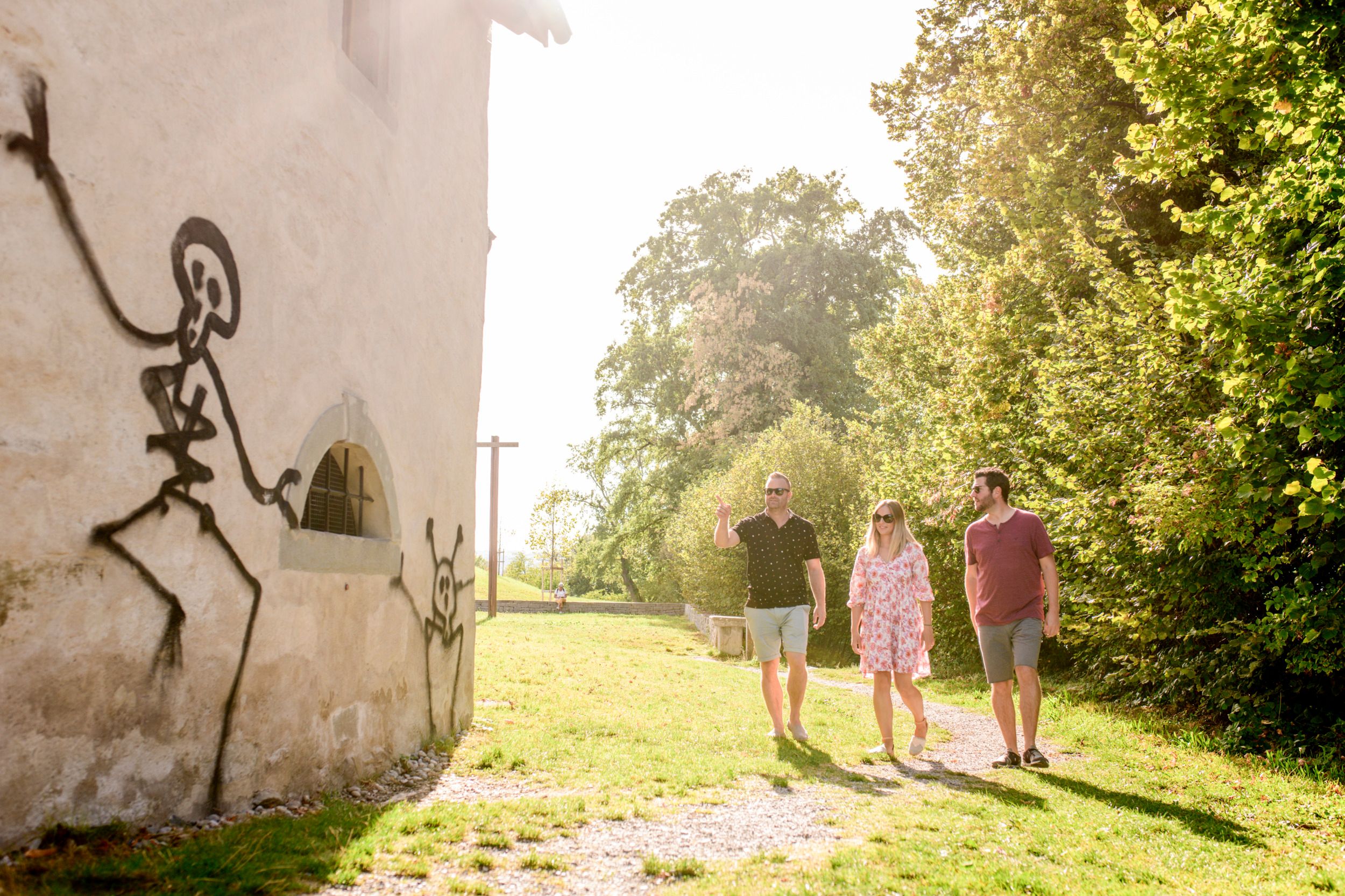 Ufenau: Paseo con amigos en un día soleado, rodeado de naturaleza en la isla.