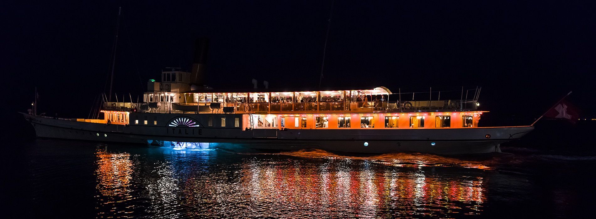 意大利：在日内瓦湖上的一次航行，享受傍晚时分灯火辉煌的里维埃拉美景。