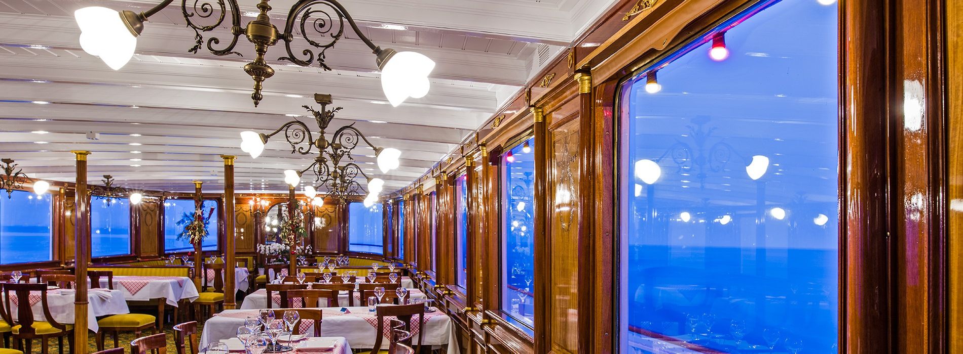 船内：位于日内瓦湖，俯瞰里维埃拉的优雅餐厅，非常适合浪漫的夜晚。