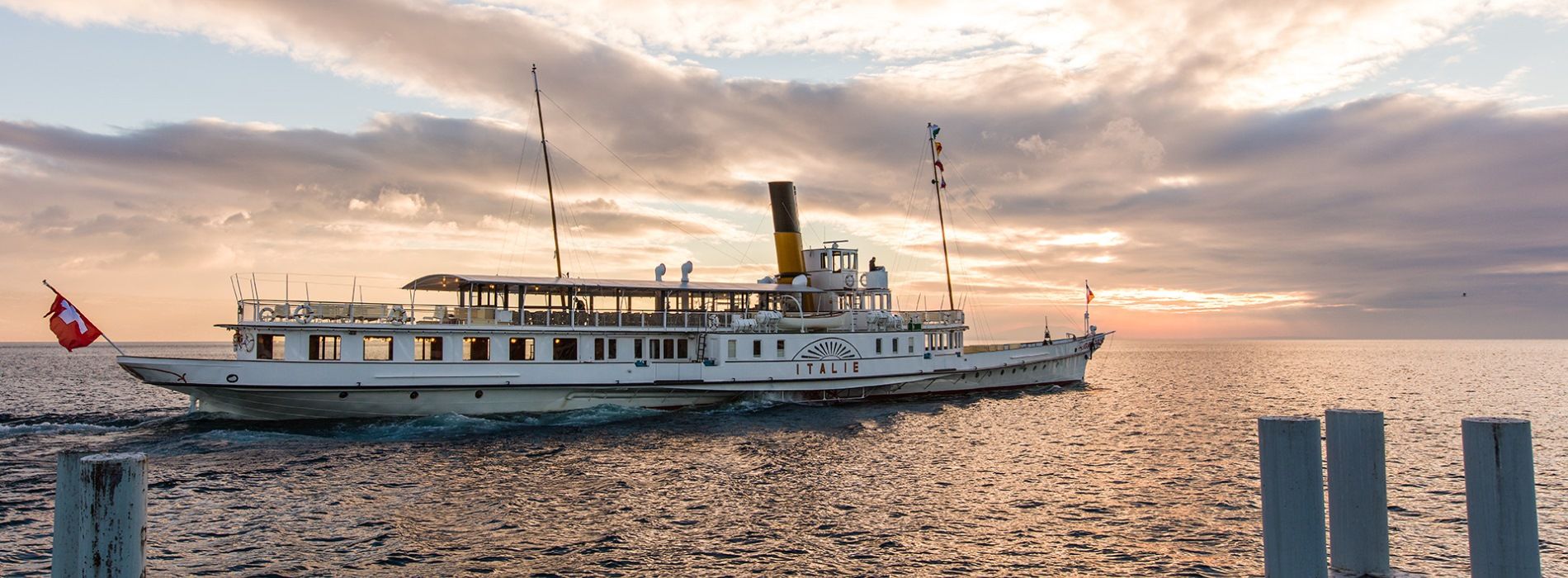 意大利：日落时的日内瓦湖上的历史蒸汽船，浪漫而风景如画。