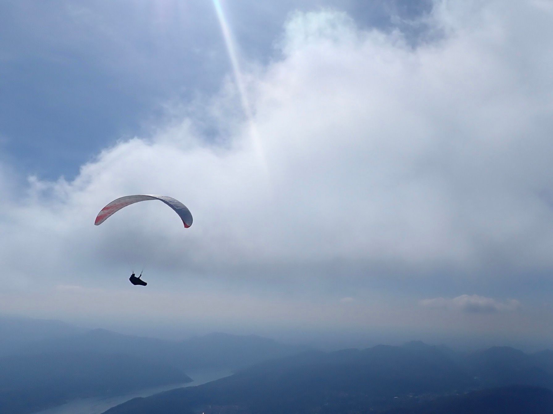 Monte Lema : la parapentiste Jasmine Vismara plane au-dessus du paysage montagneux en été.