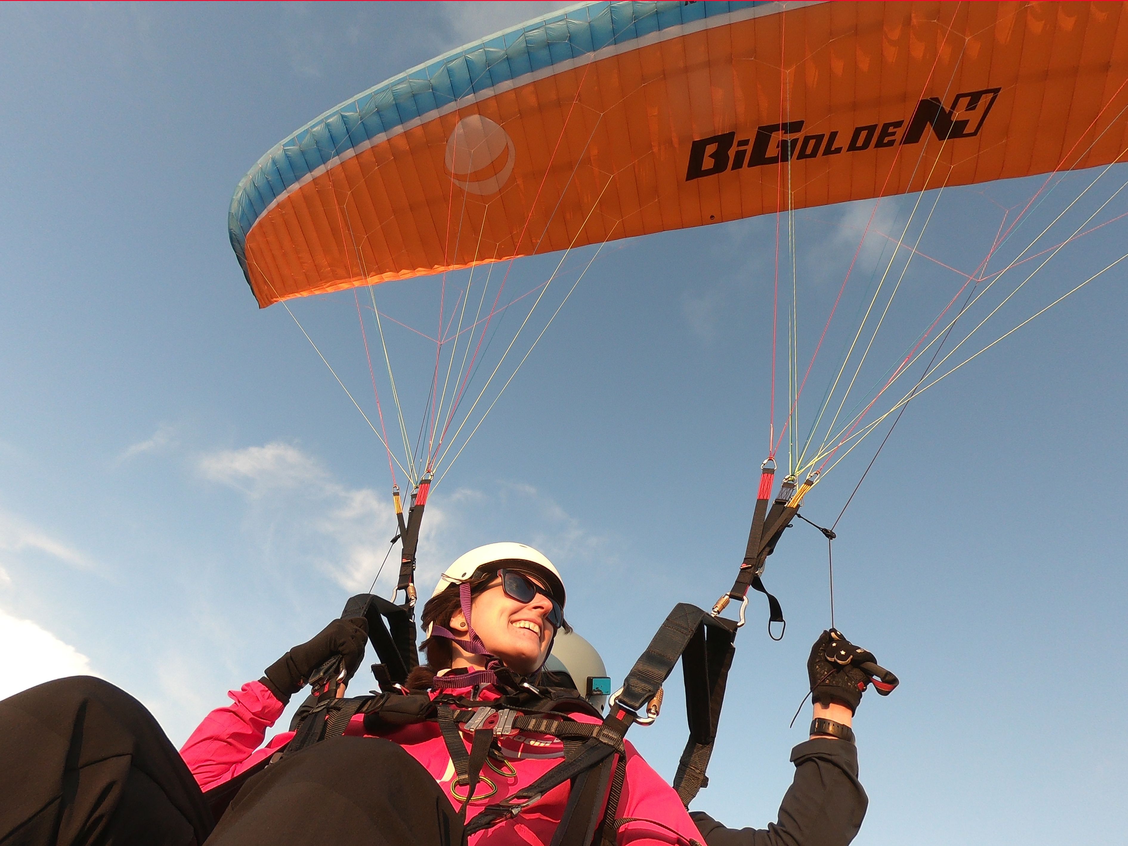 Paragliding ve Švýcarsku s výhledem na hory