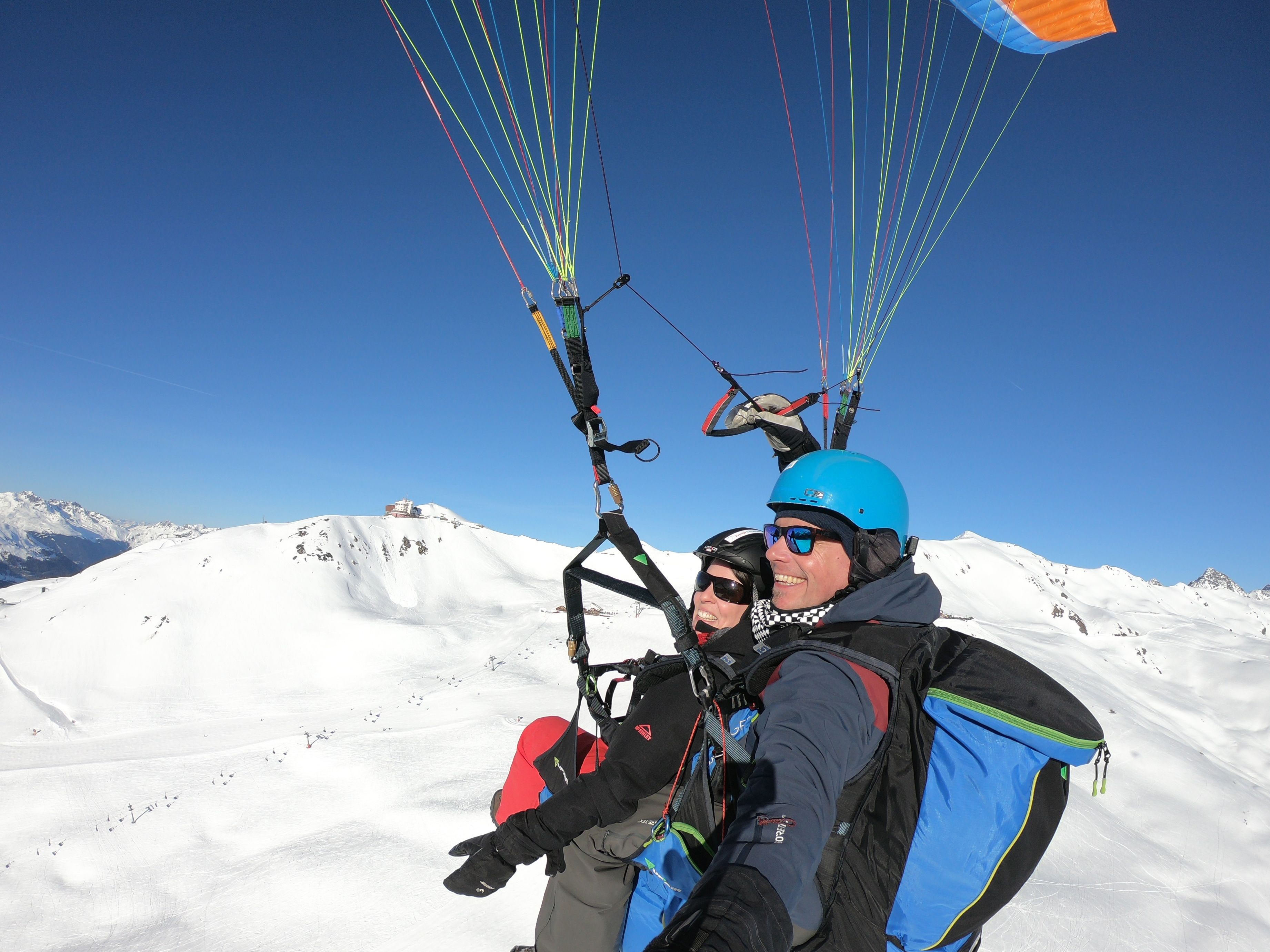 Tandemvlucht paragliding in Klosters, witte berglandschap