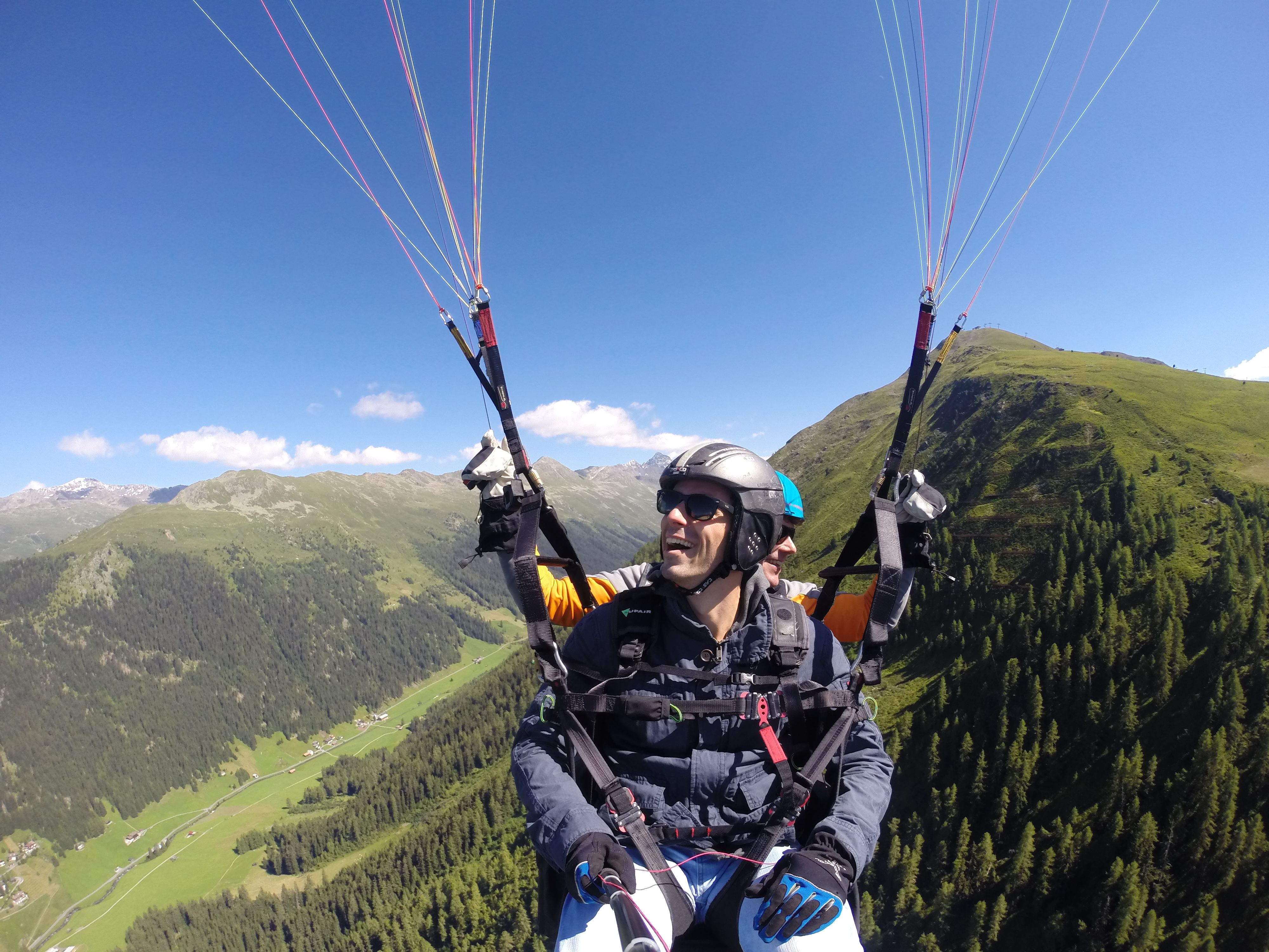 Paragliden boven Klosters in de zomer van 2023, piloten met uitzicht op de bergen en valleien.