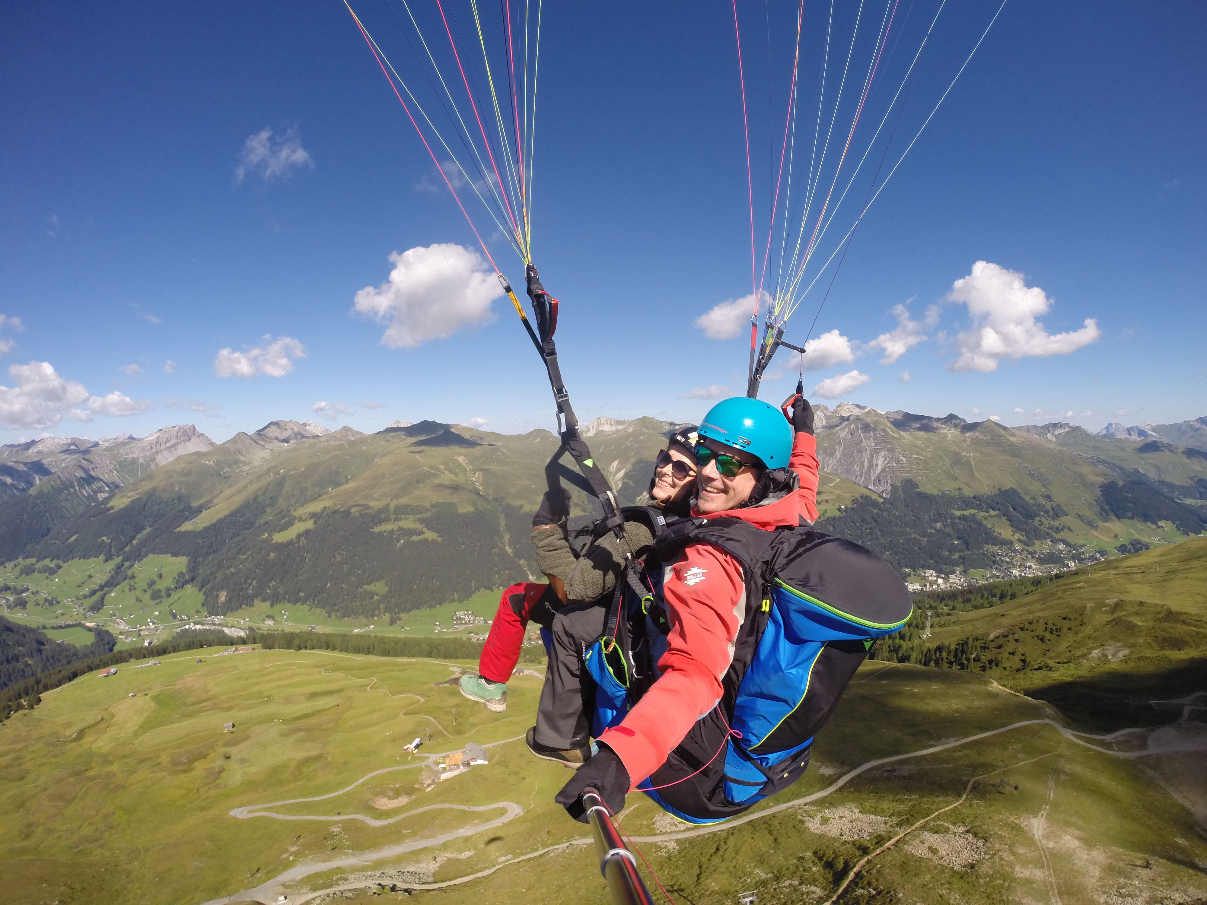 Parapente em Davos com vista para a paisagem alpina no verão