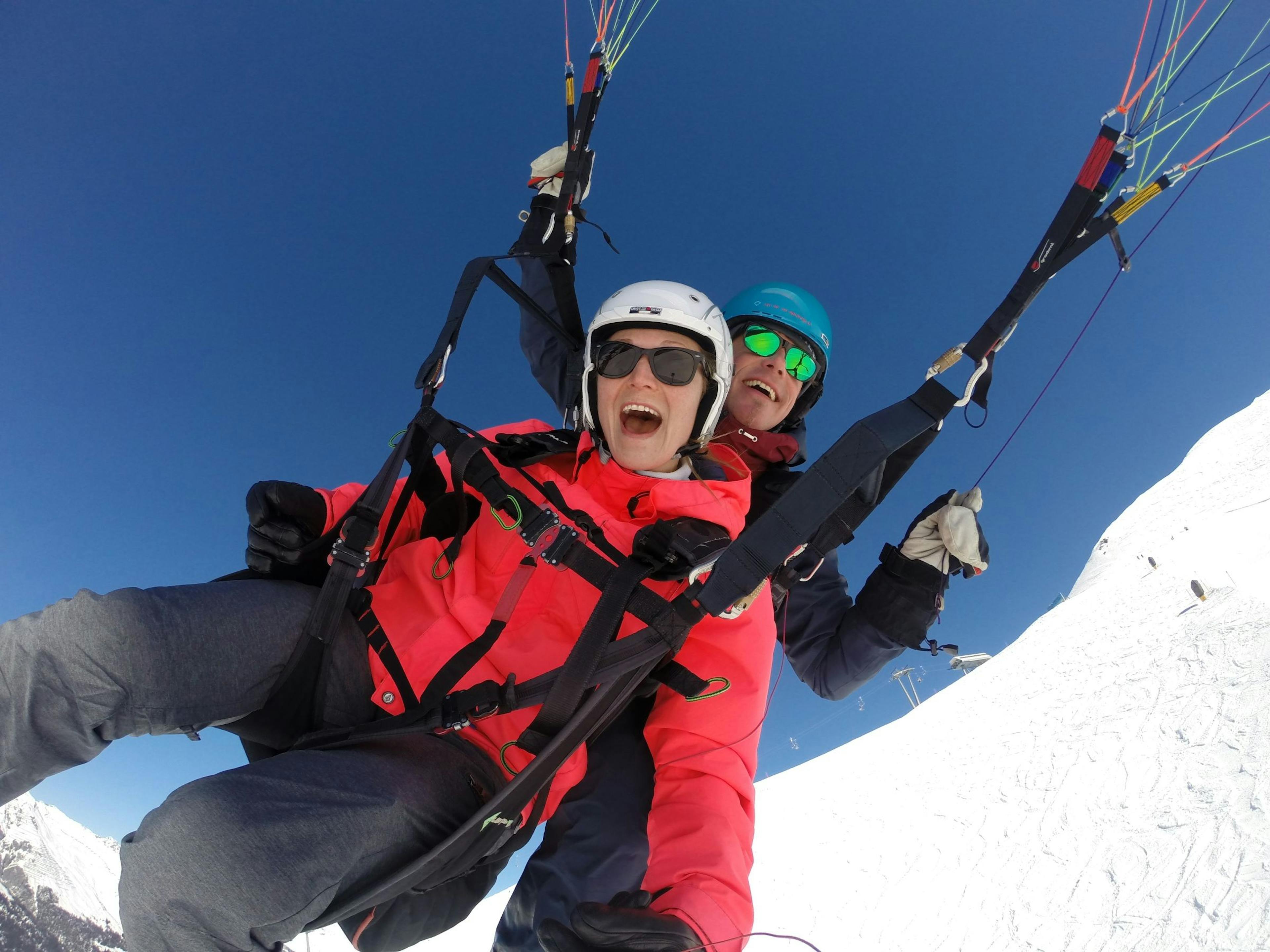 Paragliding in Davos with two people on a tandem flight