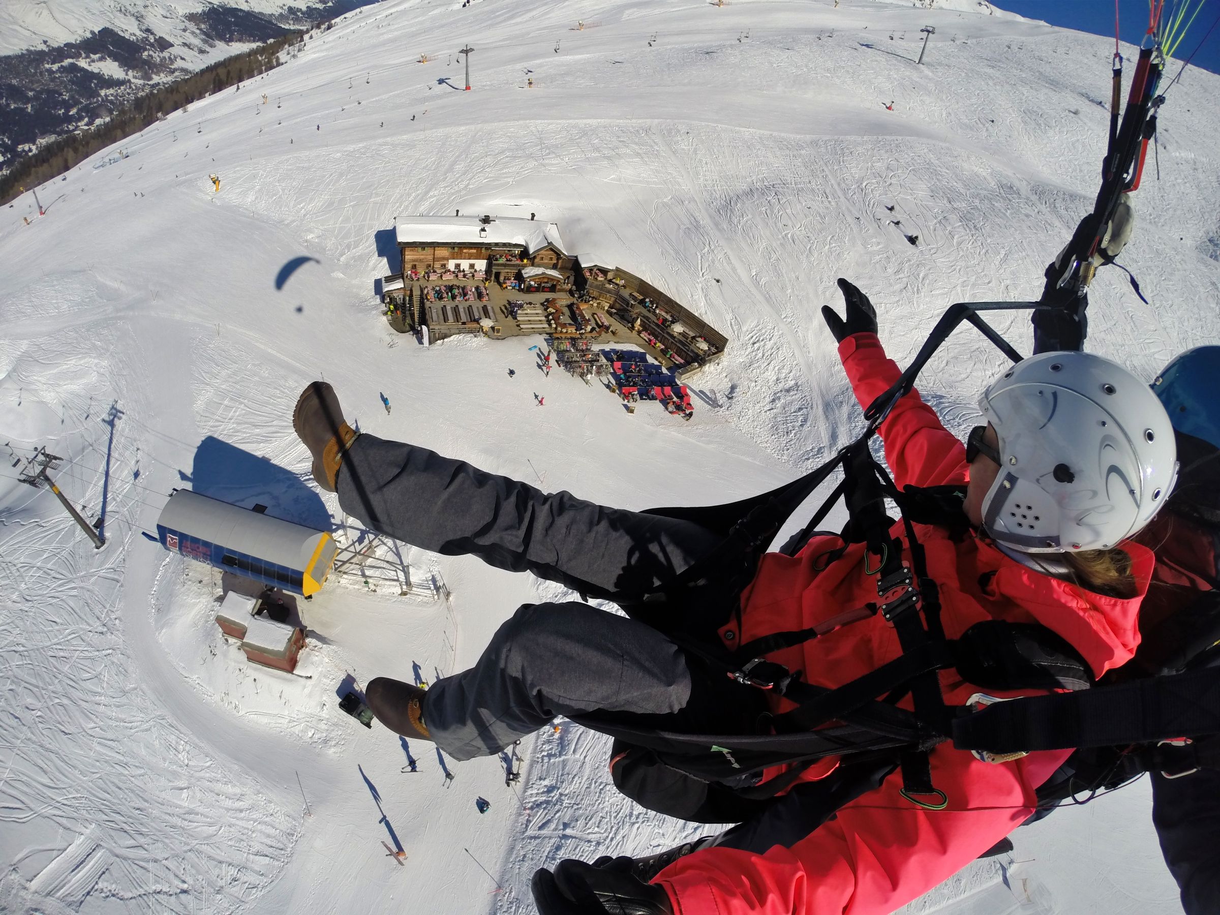 Parapendio a Davos in inverno, paesaggio invernale, sciatori