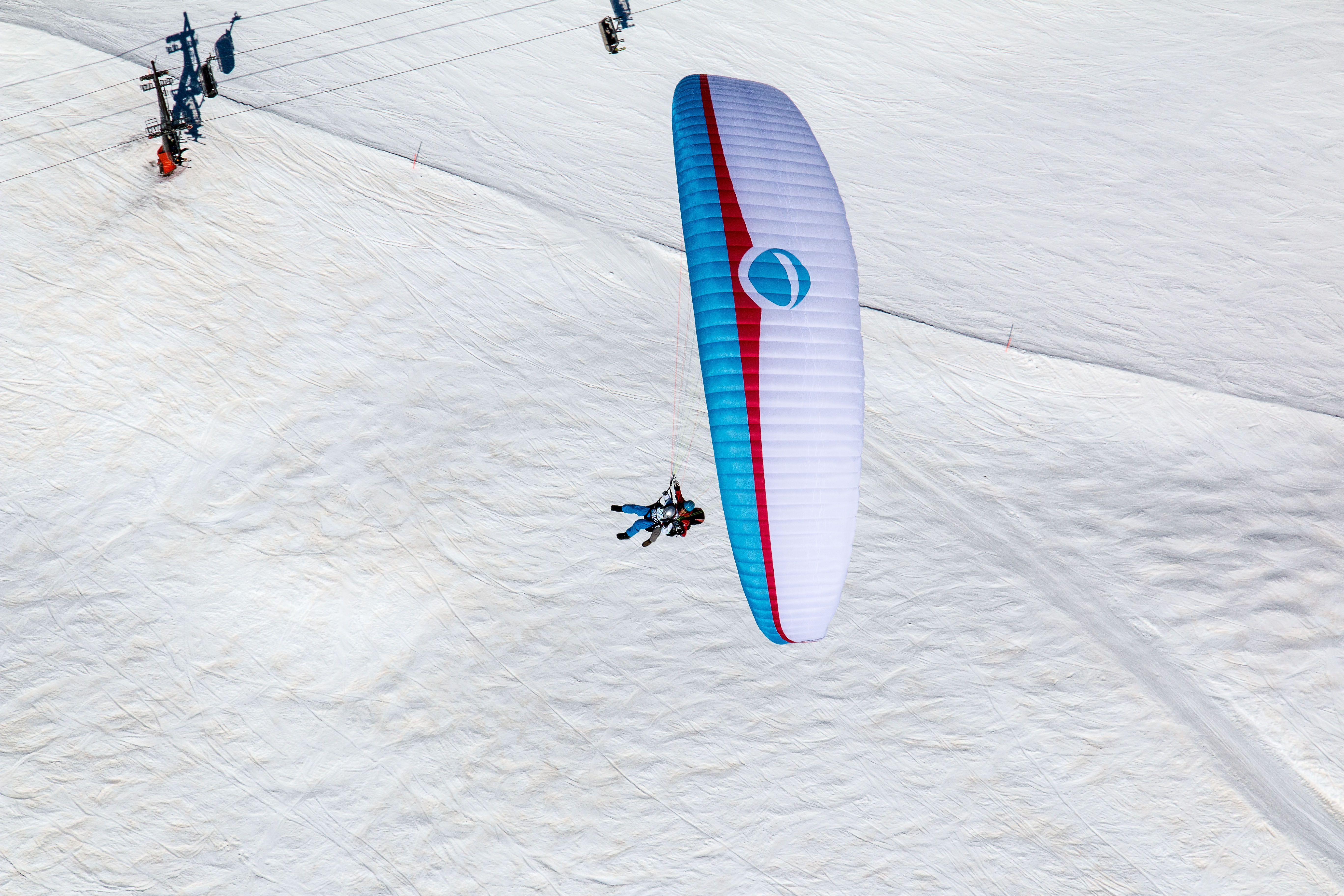 Paragliding v Davosu nad zasněženou krajinou