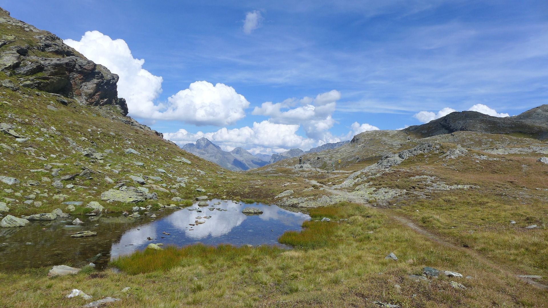 자연: 여름에 하이킹하기 이상적인 물과 산으로 이루어진 아름다운 풍경.