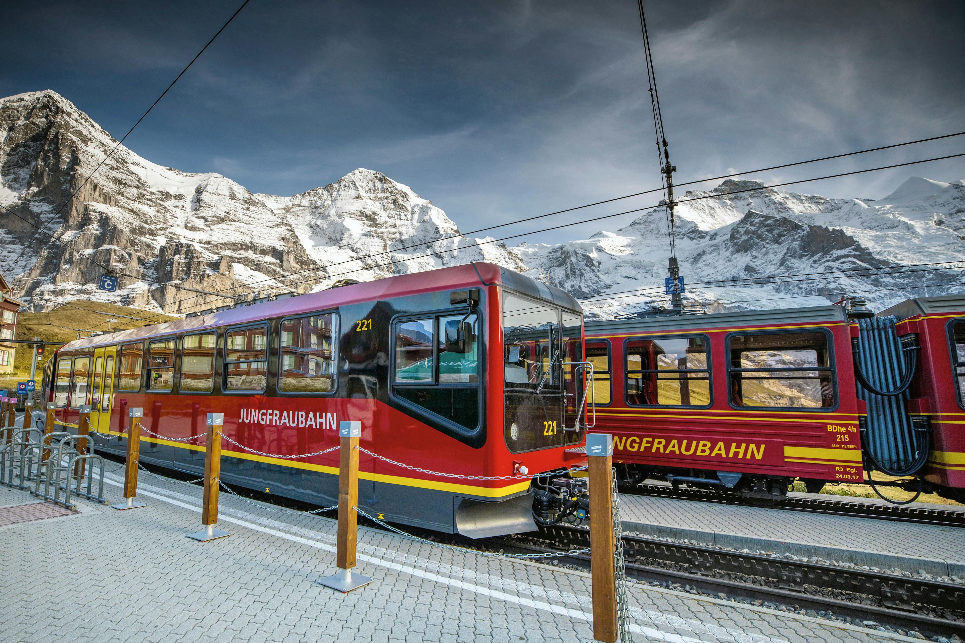 Jungfraubahn: Entdecke die atemberaubende Aussicht auf die Berge im Berner Oberland während der Wintermonate.