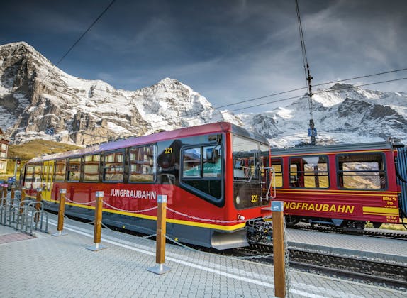 Jungfraubahn: Descobre a deslumbrante vista sobre as montanhas na região de Berner Oberland durante os meses de inverno.