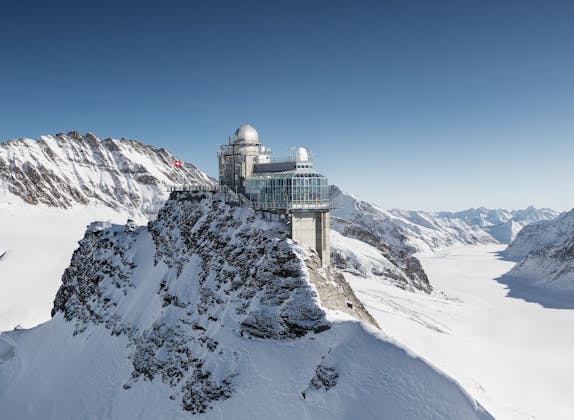 Jungfraujoch : impressionnant observatoire Sphinx avec vue sur le paysage glaciaire en hiver.