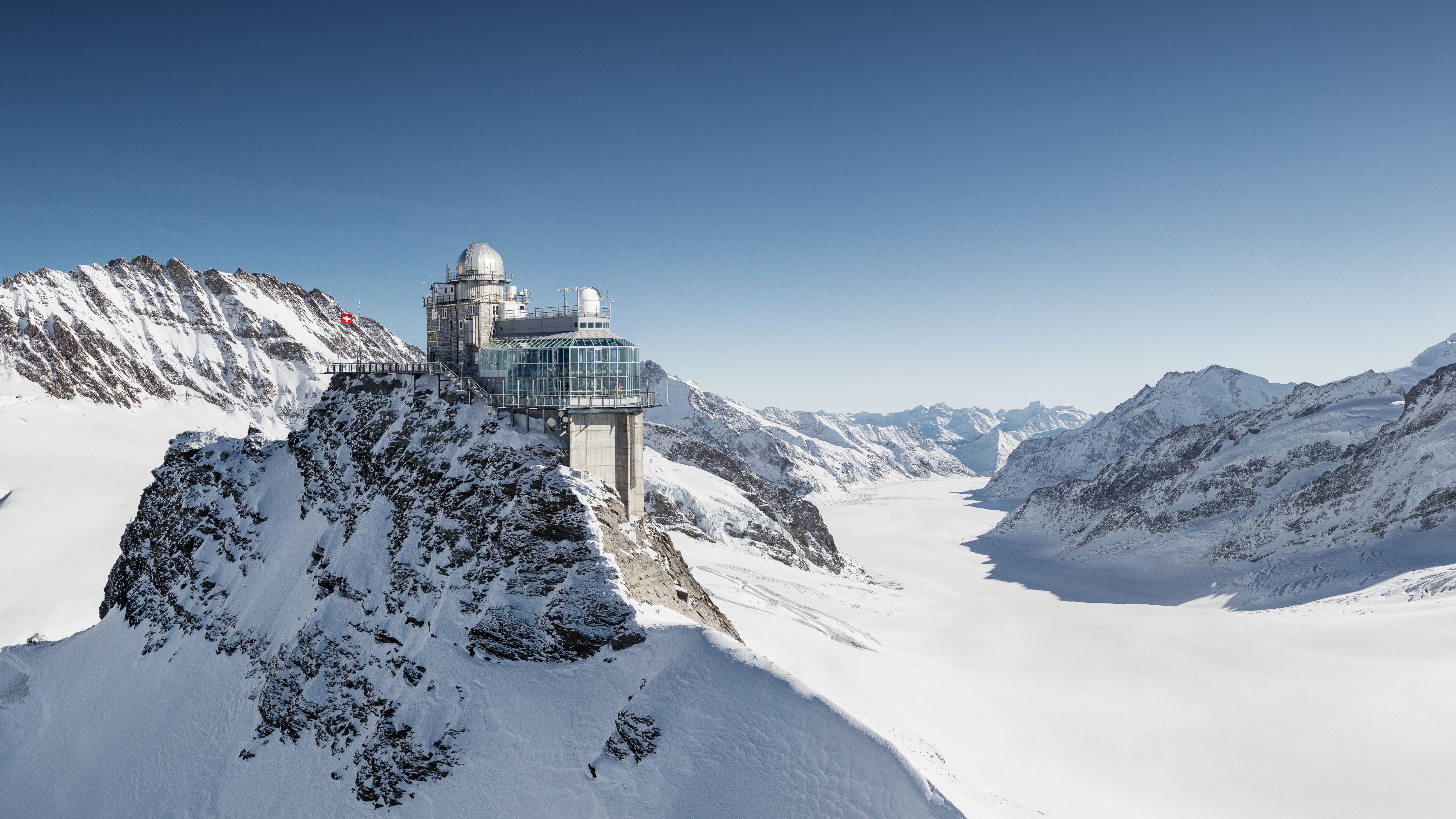 Jungfraujoch: vista spettacolare sul ghiacciaio e sulle montagne della Svizzera in inverno.