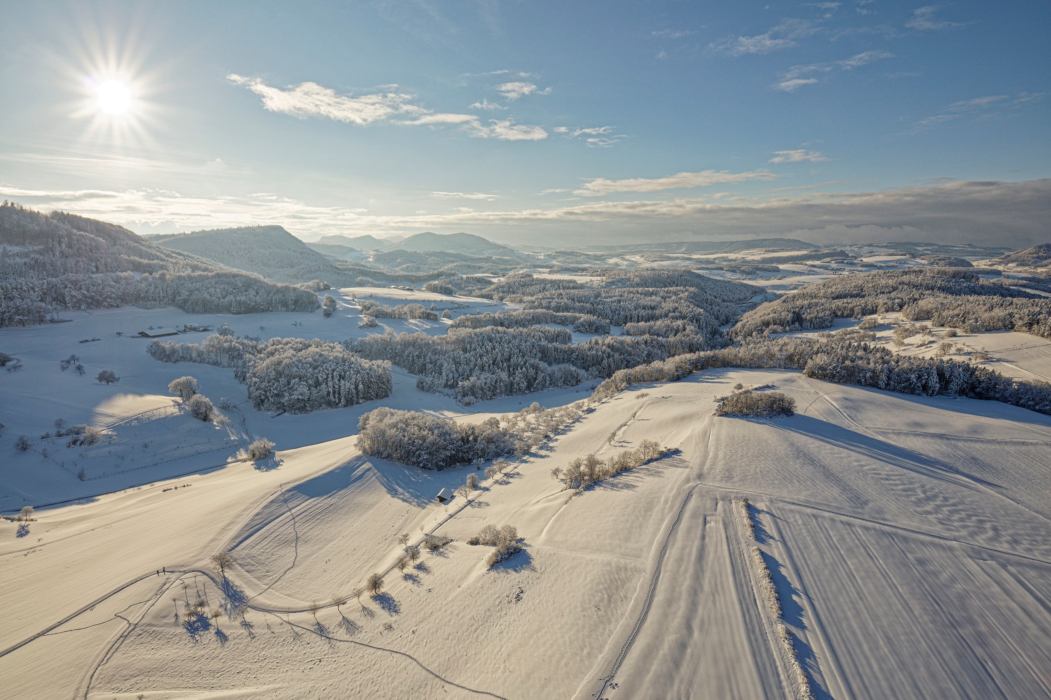 Winterwanderung: Schöne Schneelandschaften im Jurapark, ideal für Winteraktivitäten und Naturerlebnisse.