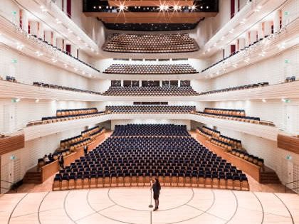 KKL: sala concerti moderna a Lucerna con design elegante e molti posti a sedere.