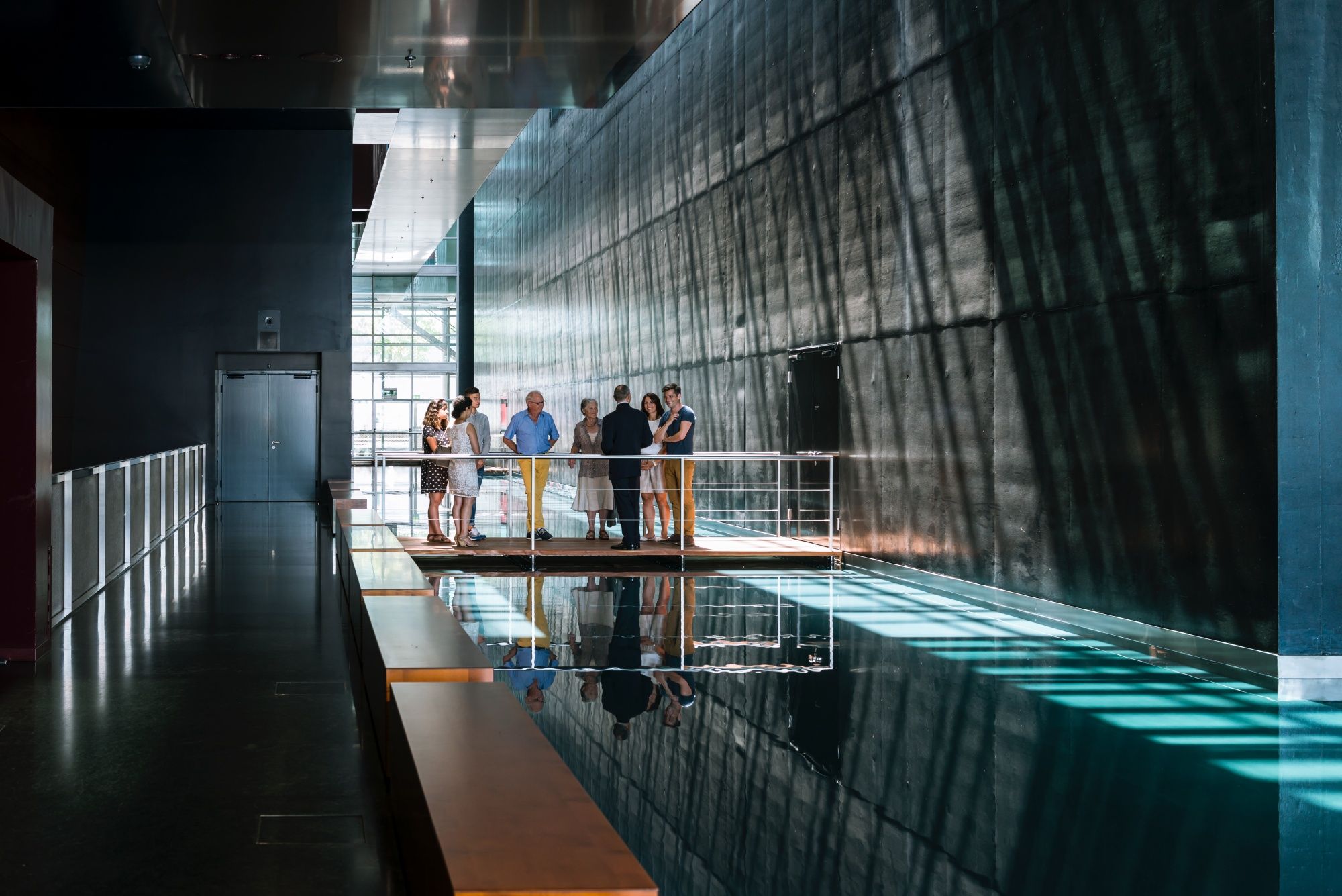 KKL: architettura moderna con visitatori a Lucerna, interno impressionante e bacino d'acqua.