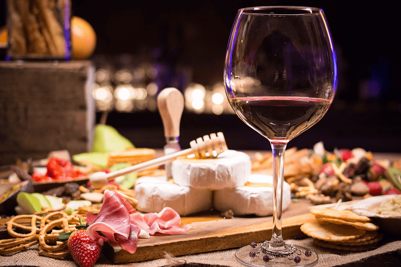 ETukTuk Wine Cheese: Enjoy red wine and fine cheese with fresh fruits and snacks.