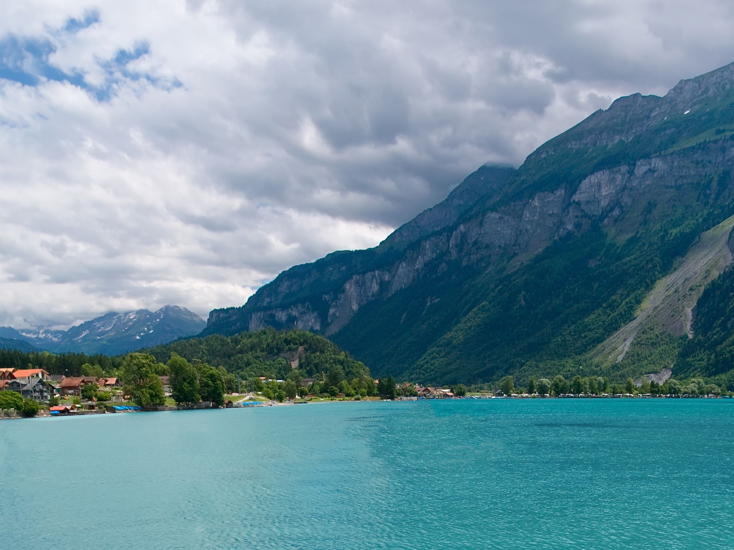 Аренда педало на Бернском озере с горами на заднем плане