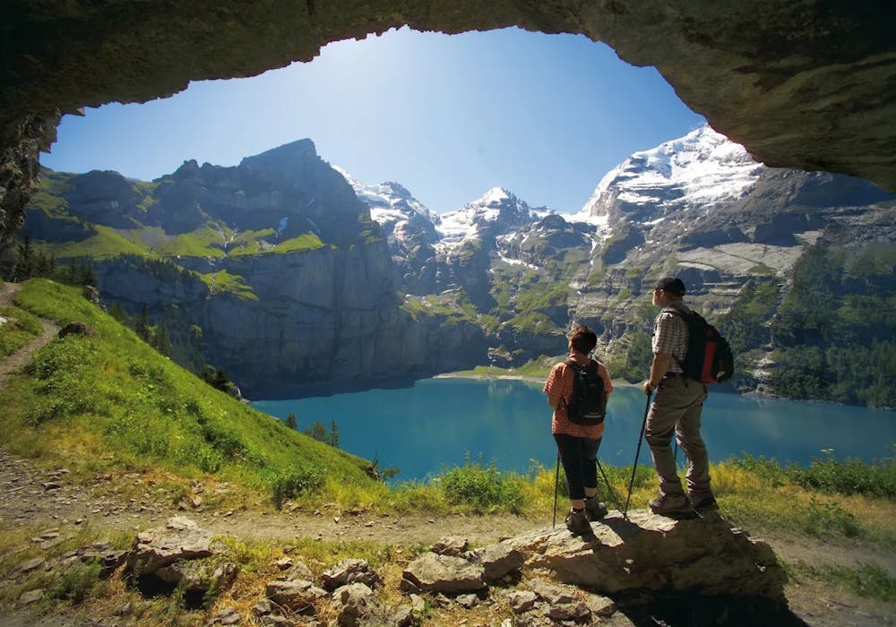 I viaggiatori guardano il Lago Oeschinen e le maestose montagne di Kandersteg.