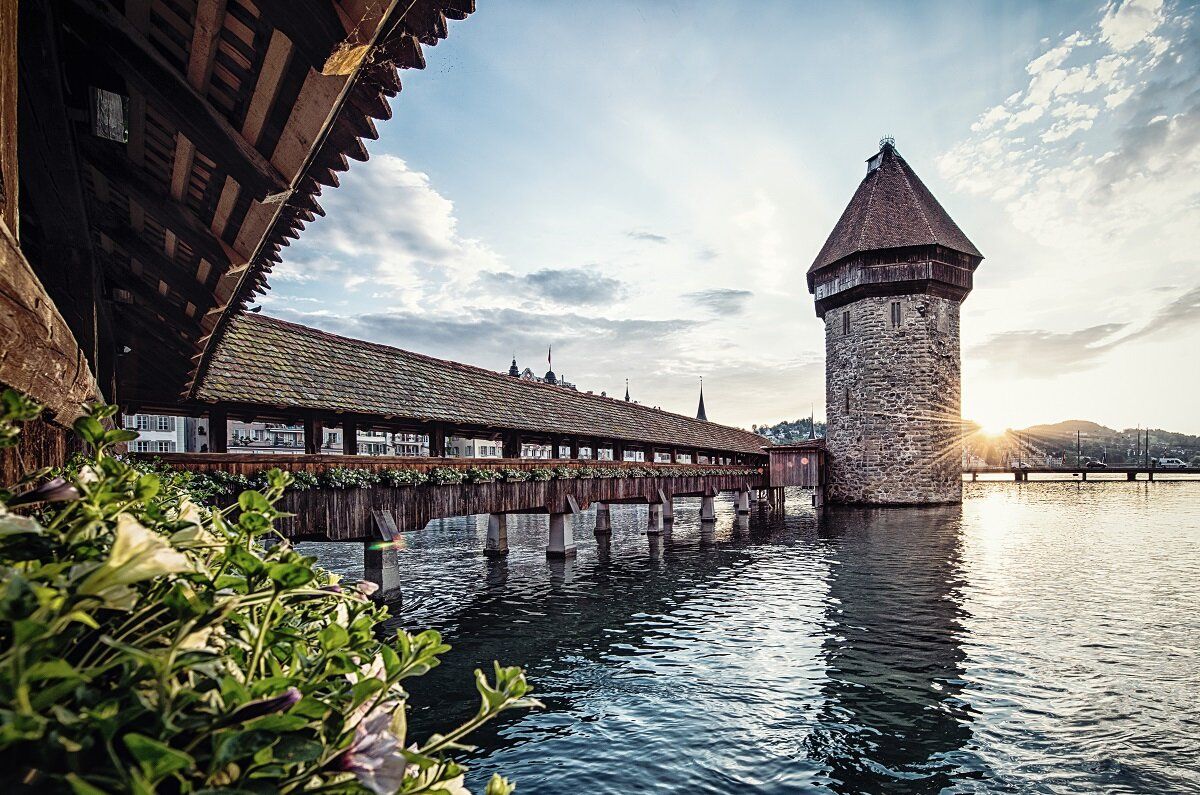 Kapellbrücke Luzern mit Wasserturm und Blumenvorne