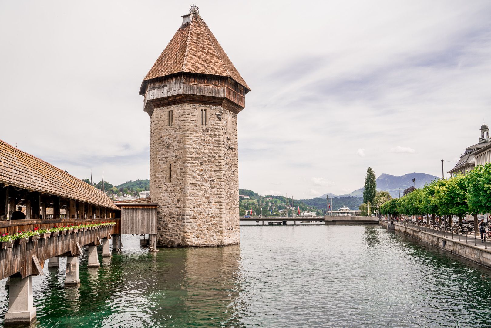 Γέφυρα Καπέλε Lucerne με πύργο νερού, ξενάγηση στην πόλη, ομορφότερο περιβάλλον.