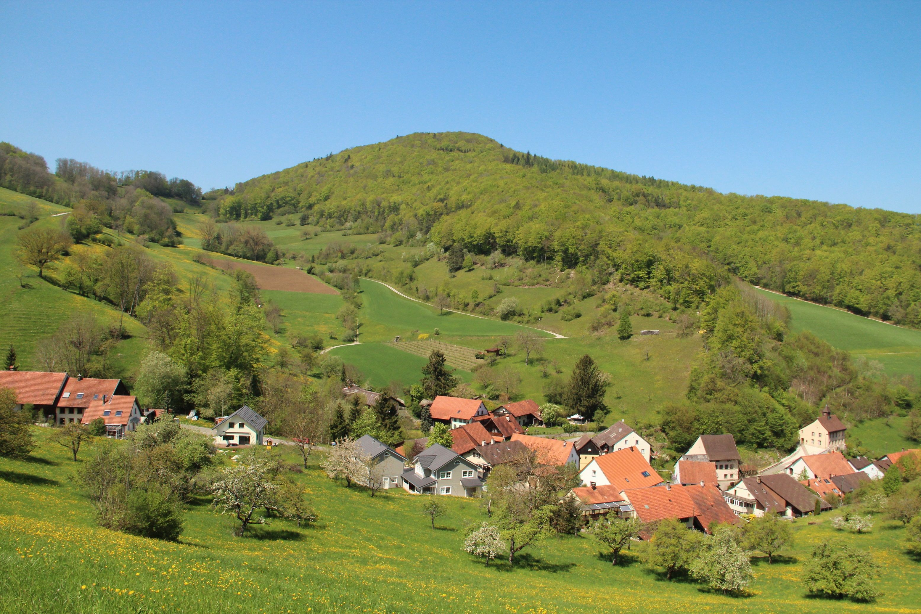 Kapeller og kirker: Opdag det maleriske landskab i JuraPark Aargau med historiske kirker.