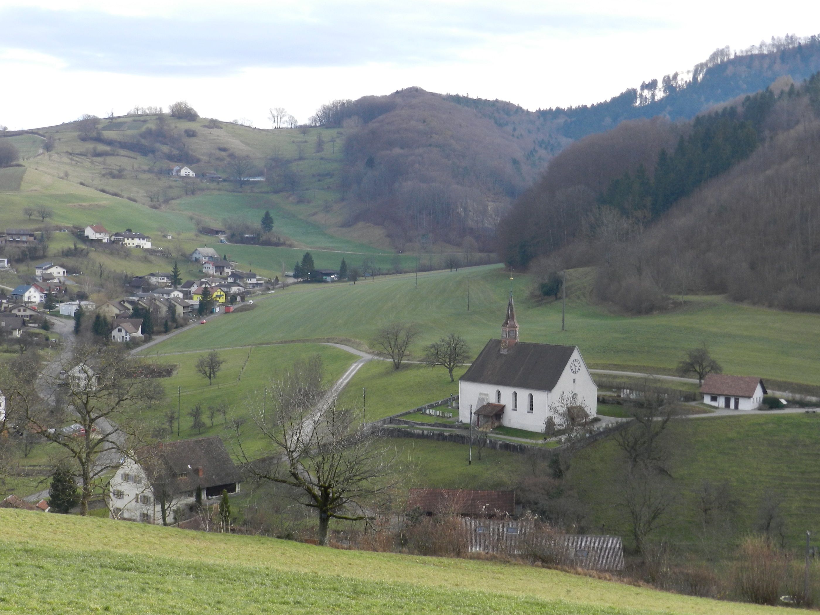 Kapeller og kirker: Oversigt over Densbuer i Jurapark Aargau med smuk natur.